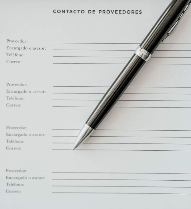 The Bridal Book de Bride Thru, planificador de bodas con checklists, calendario y guías para organizar tu gran día.