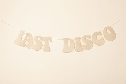 Banner plateado “Last Disco”