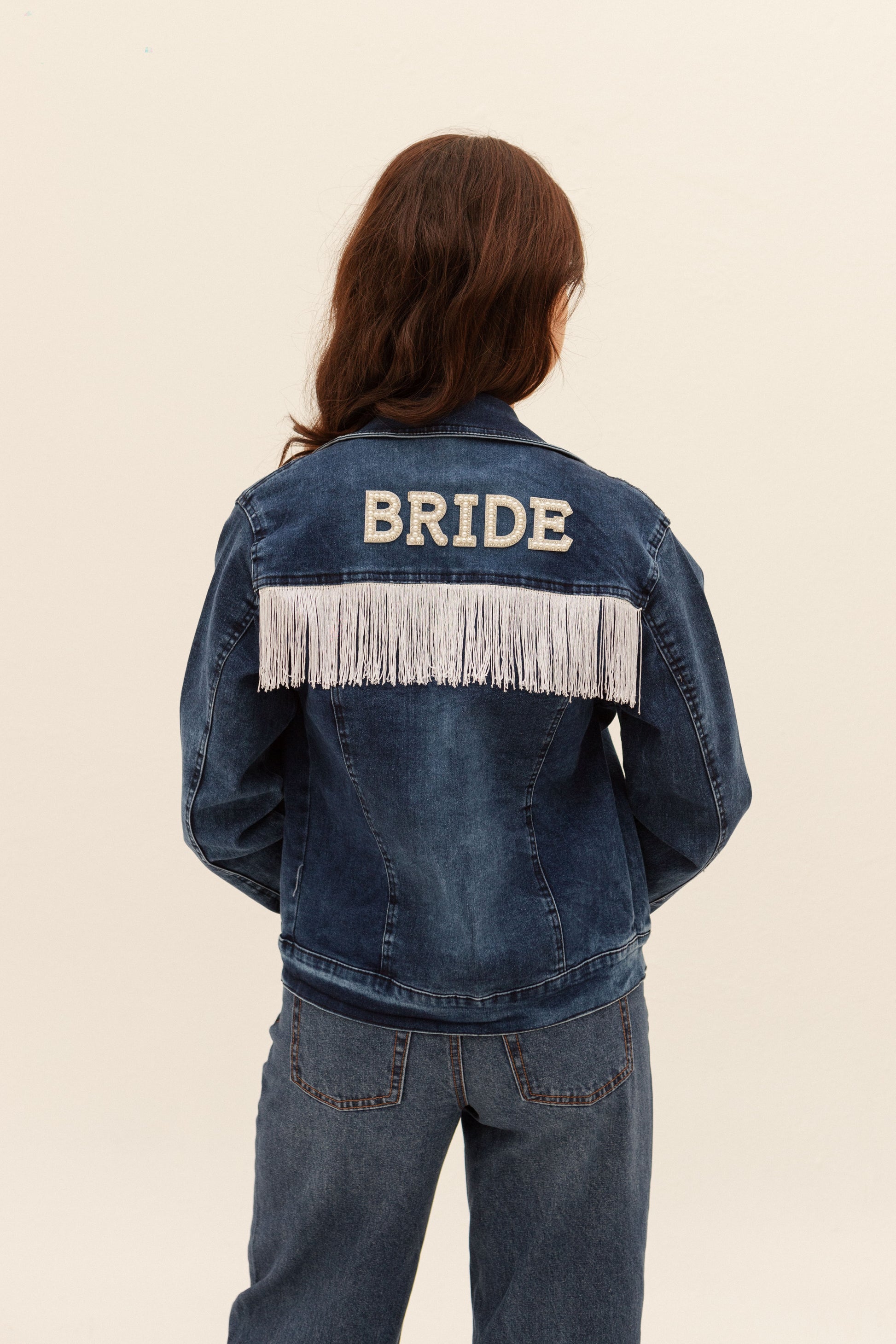 Chaqueta de mezclilla “Bride” estilo denim para despedida de soltera o boda.