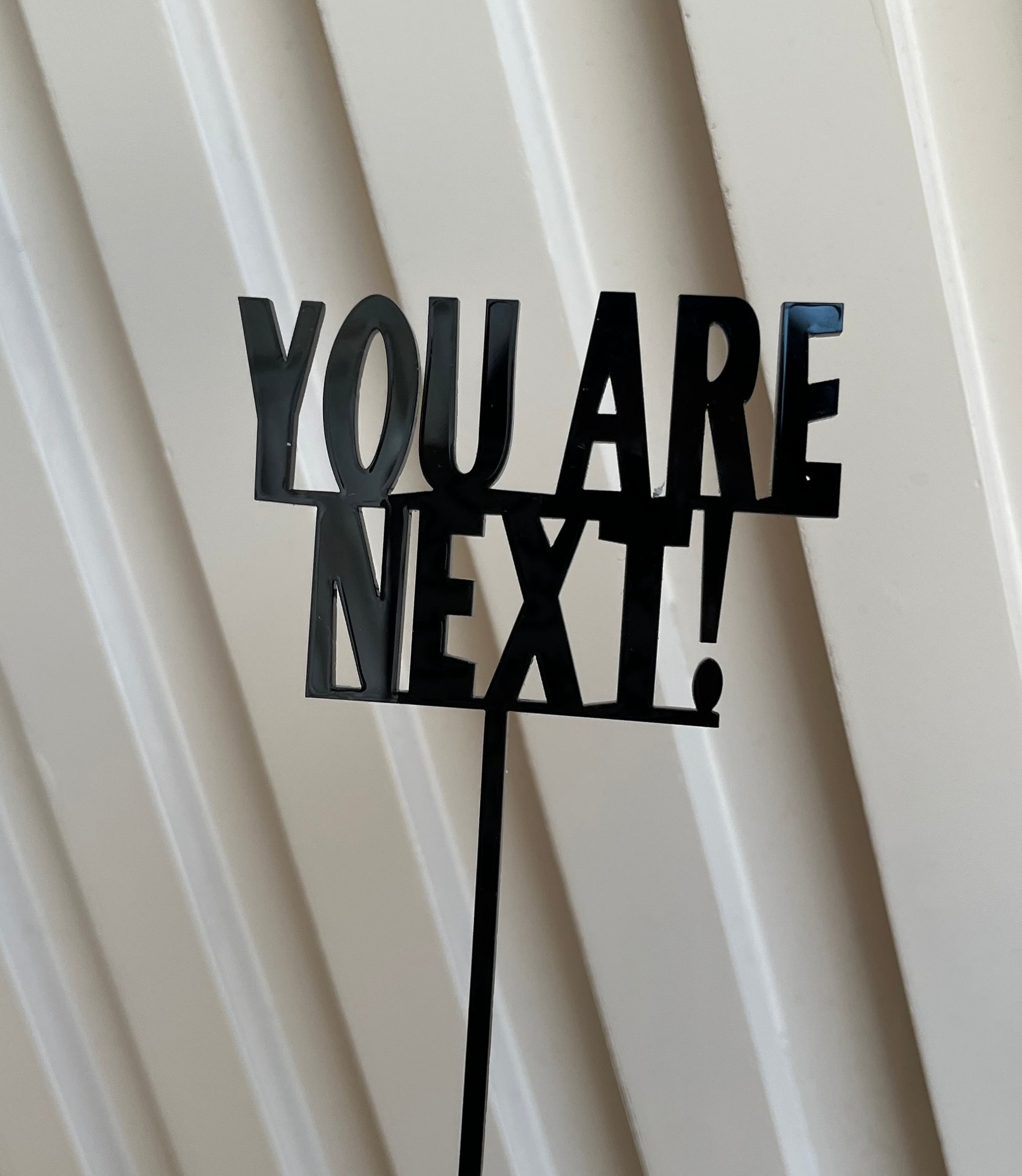 Topper para cupcake con frase “You're Next” en acrílico dorado, plateado o negro.