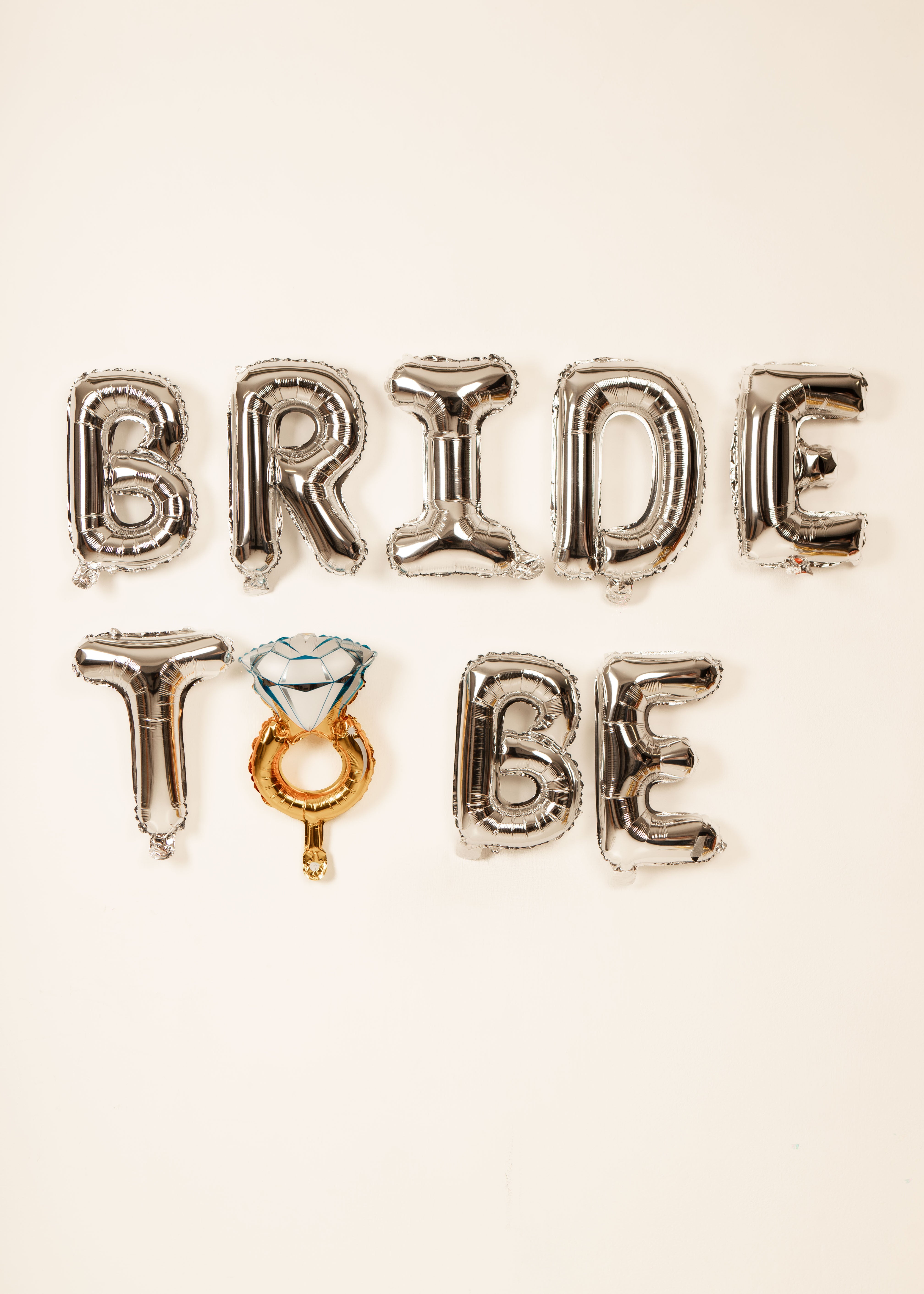 Globo Plateado decorativo “Bride to Be” con anillo, disponible en varios colores.