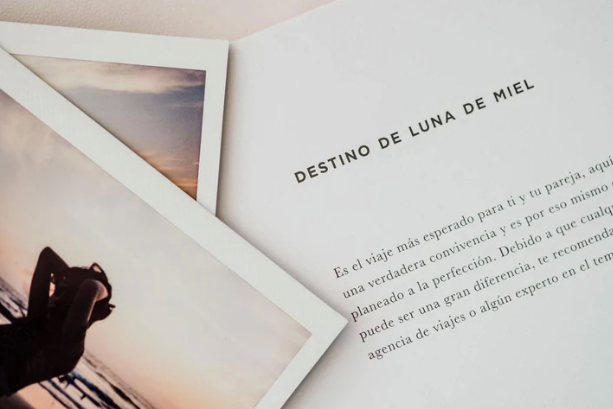 The Bridal Book de Bride Thru, planificador de bodas con checklists, calendario y guías para organizar tu gran día.