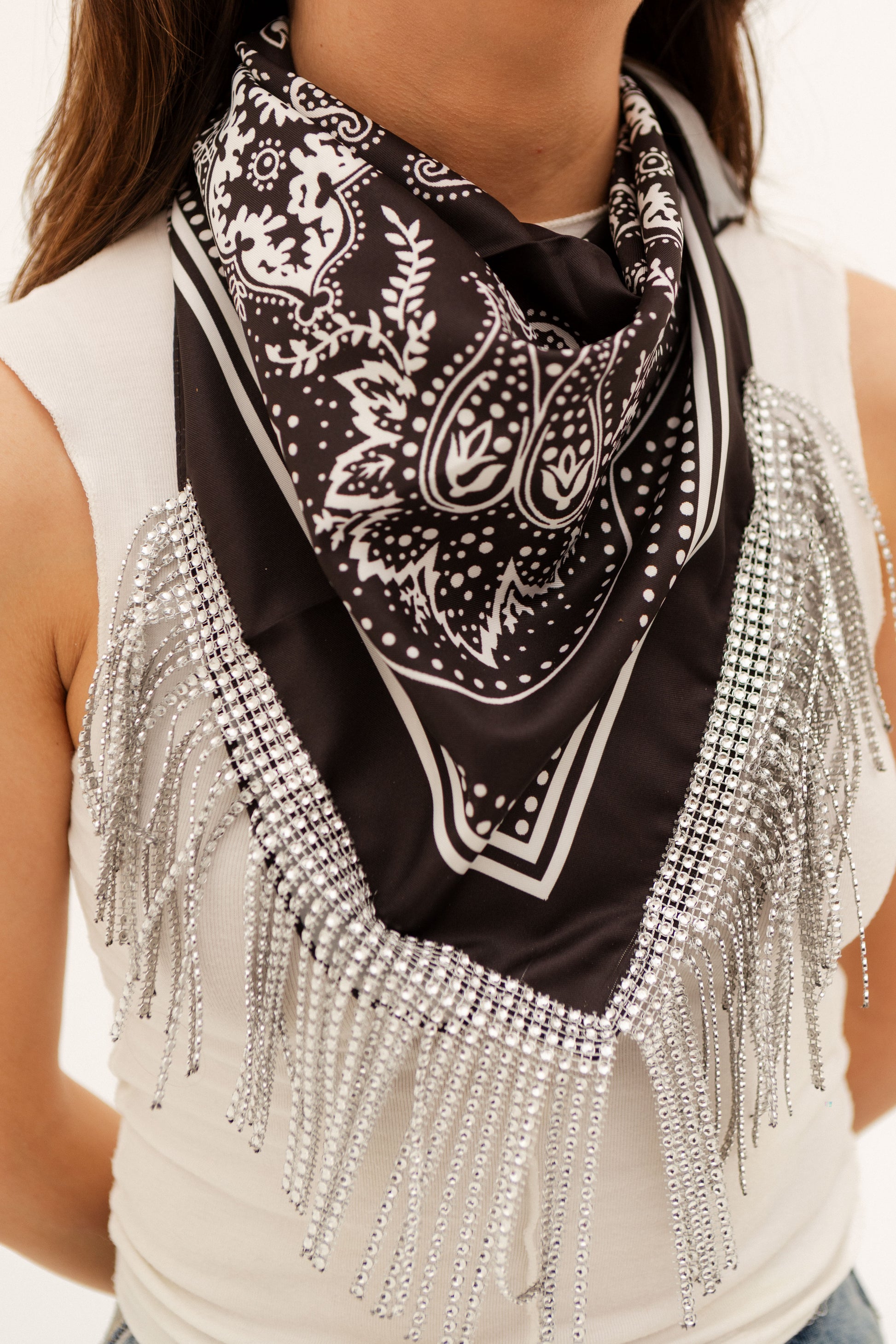 Paliacate negro con brillos y piedritas colgantes para despedida de soltera.