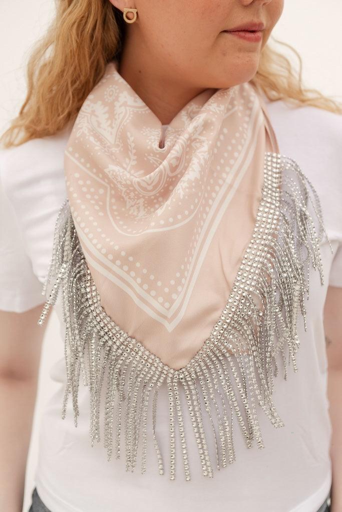 Paliacate rosado con brillos y piedritas colgantes para despedida de soltera.