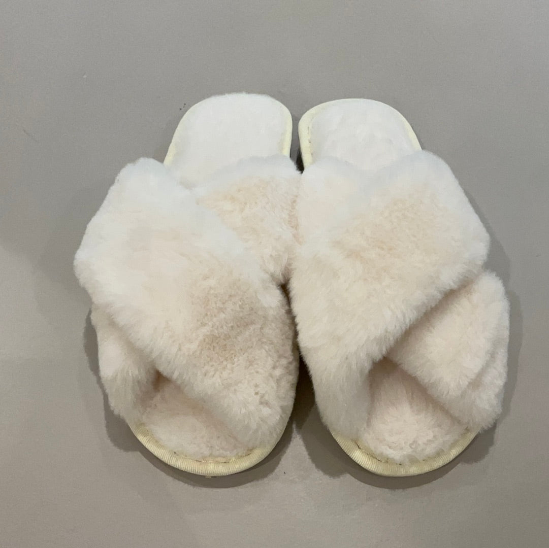 Pantuflas cruzadas personalizadas con vinil textil o perlas para novia.