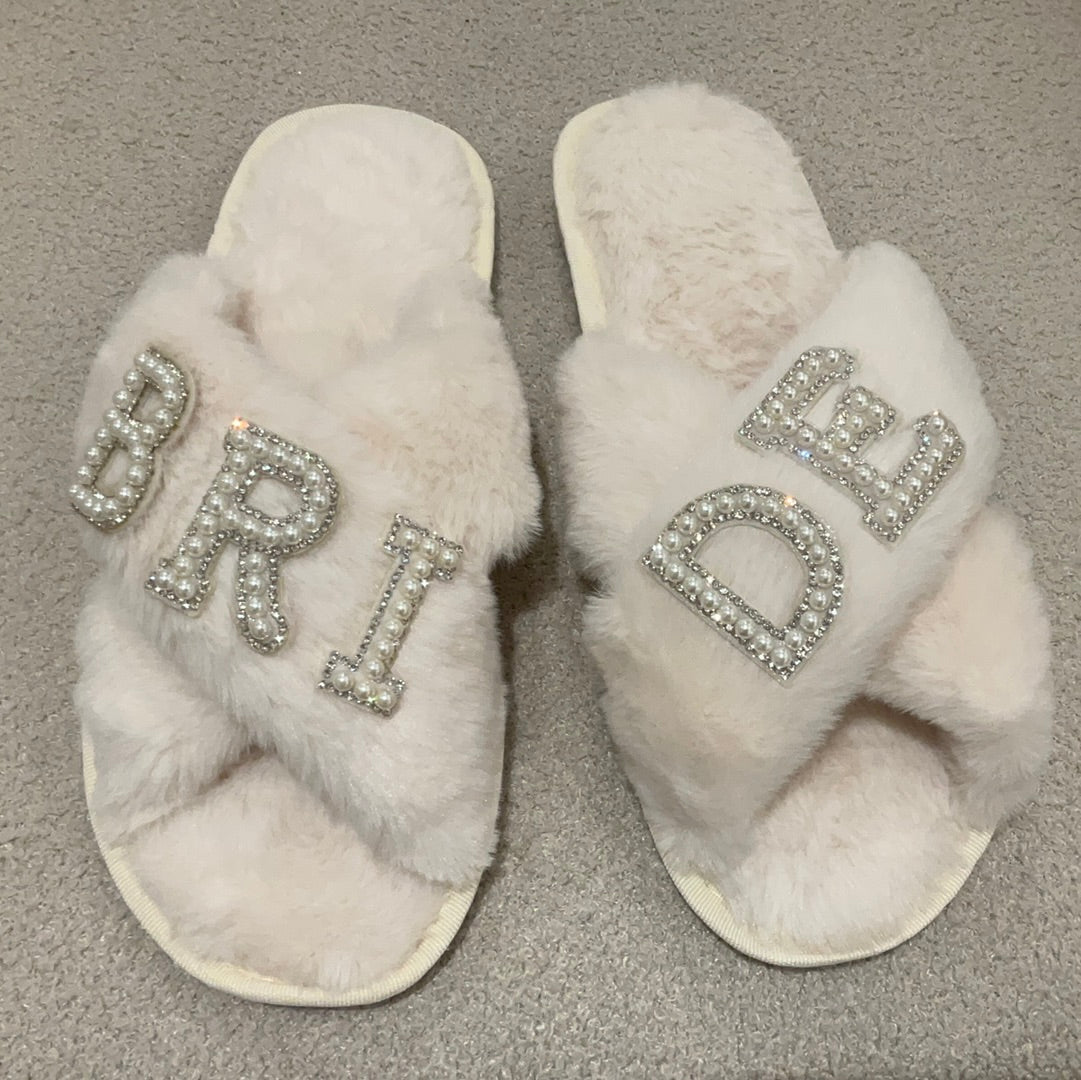 Pantuflas cruzadas personalizadas con vinil textil o perlas para novia.