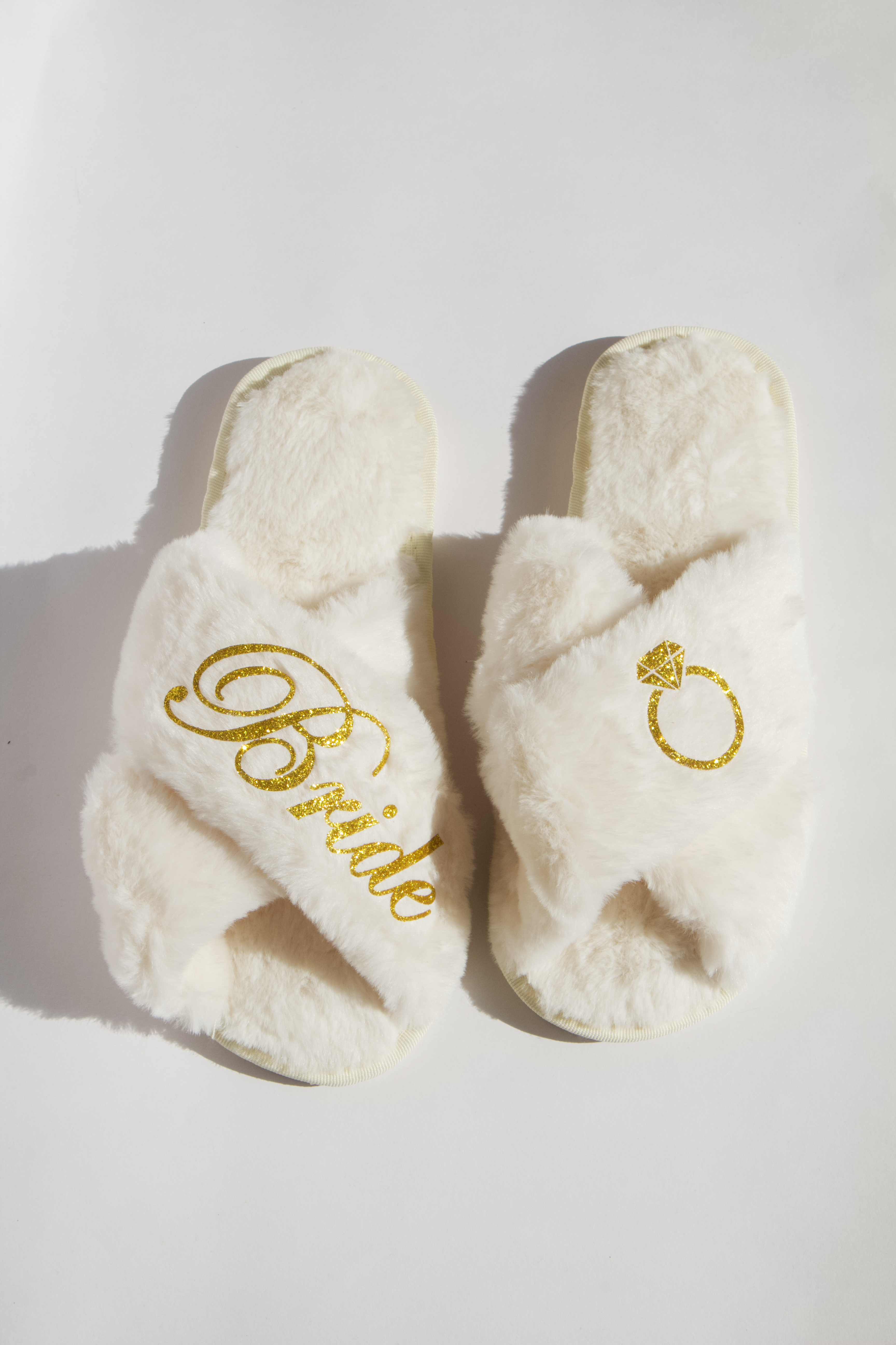 Pantuflas cruzadas personalizadas con vinil textil o perlas para novia.