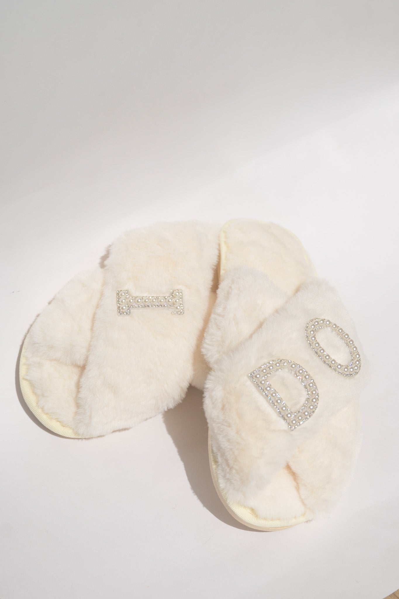 Pantuflas cruzadas personalizadas con vinil textil o perlas para novia.