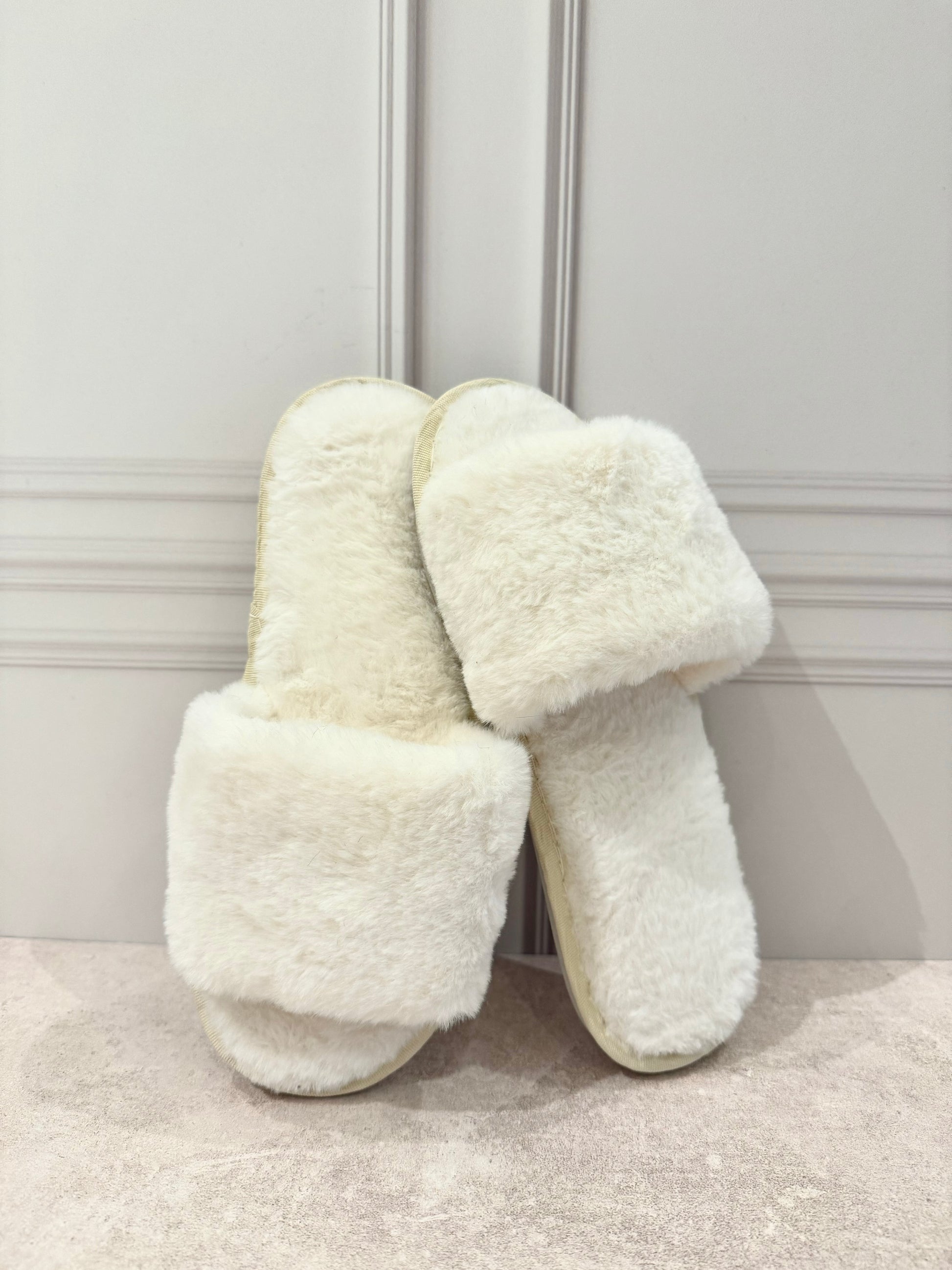 Pantuflas lisas personalizadas con vinil textil o perlas para novia.