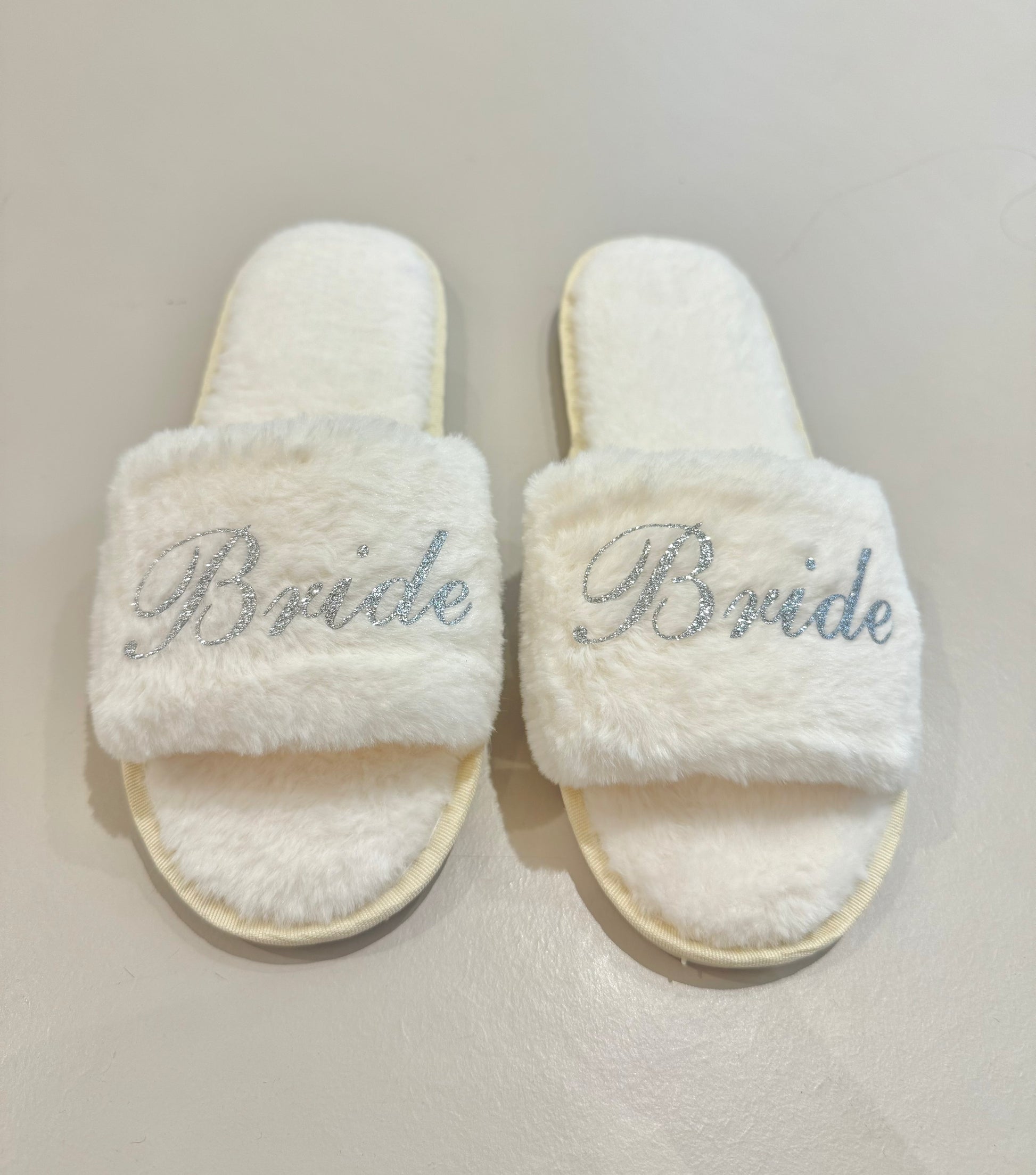 Pantuflas lisas personalizadas con vinil textil o perlas para novia.