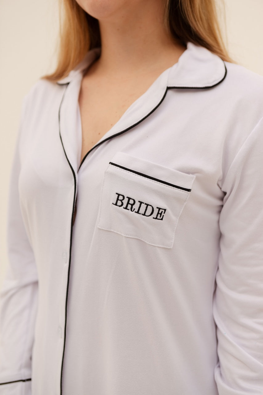 Bata blanca bordada “Bride” estilo vestido con scrunchie.