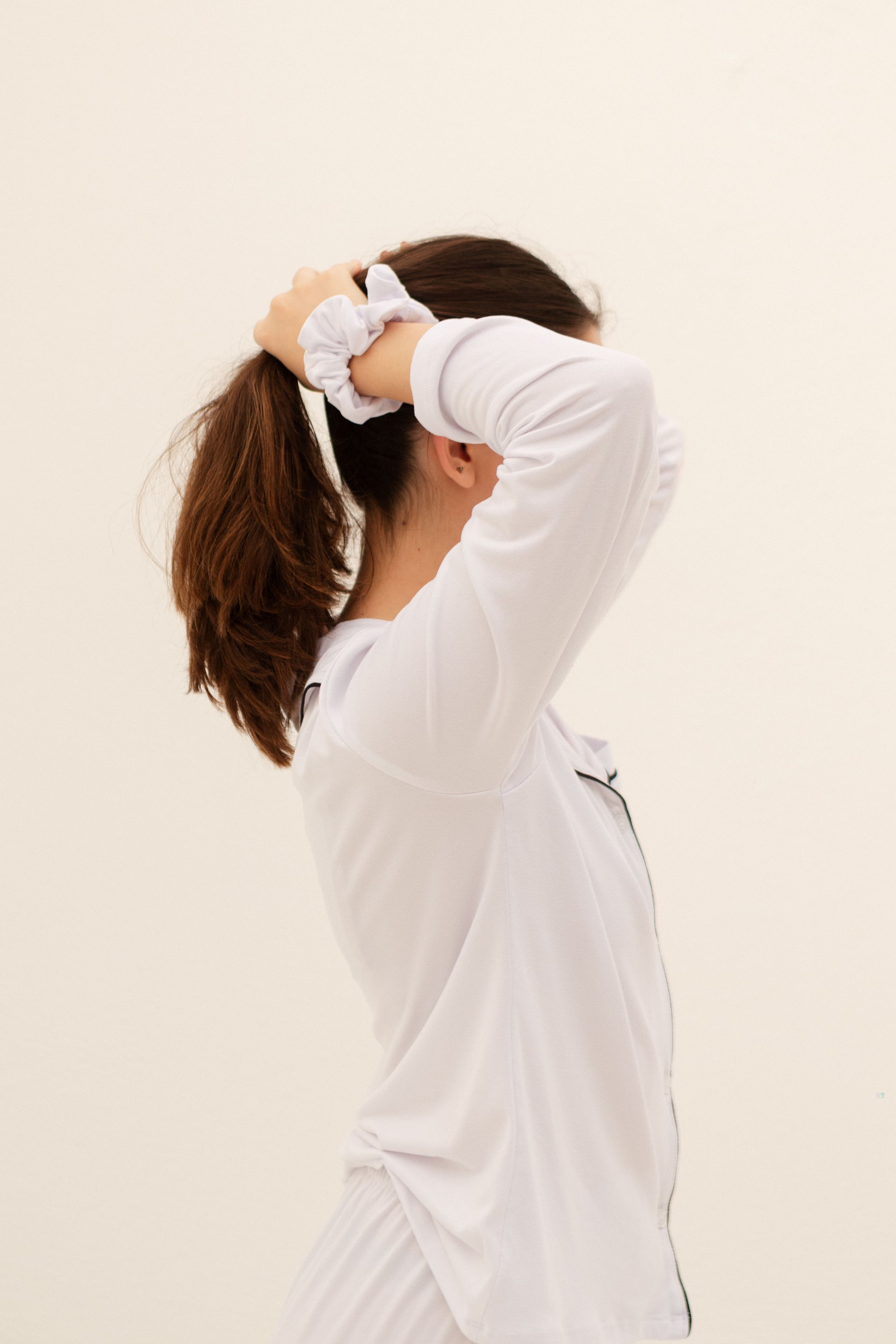 Pijama de pantalón color blanca con bordado “Bride” de dos piezas con scrunchie.