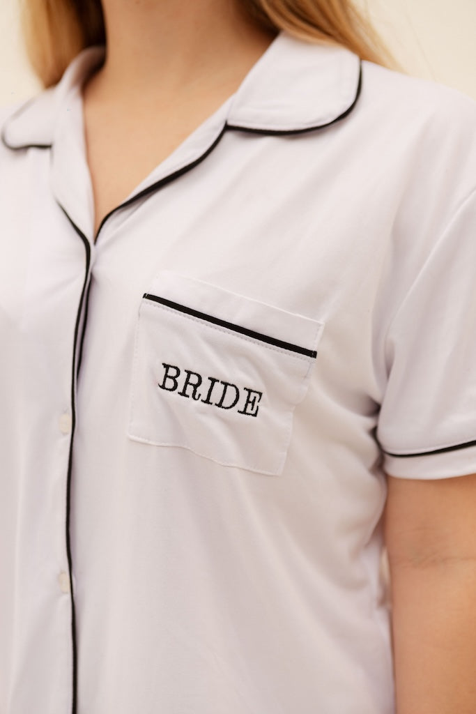 Pijama blanca de short con bordado “Bride” de dos piezas con scrunchie.