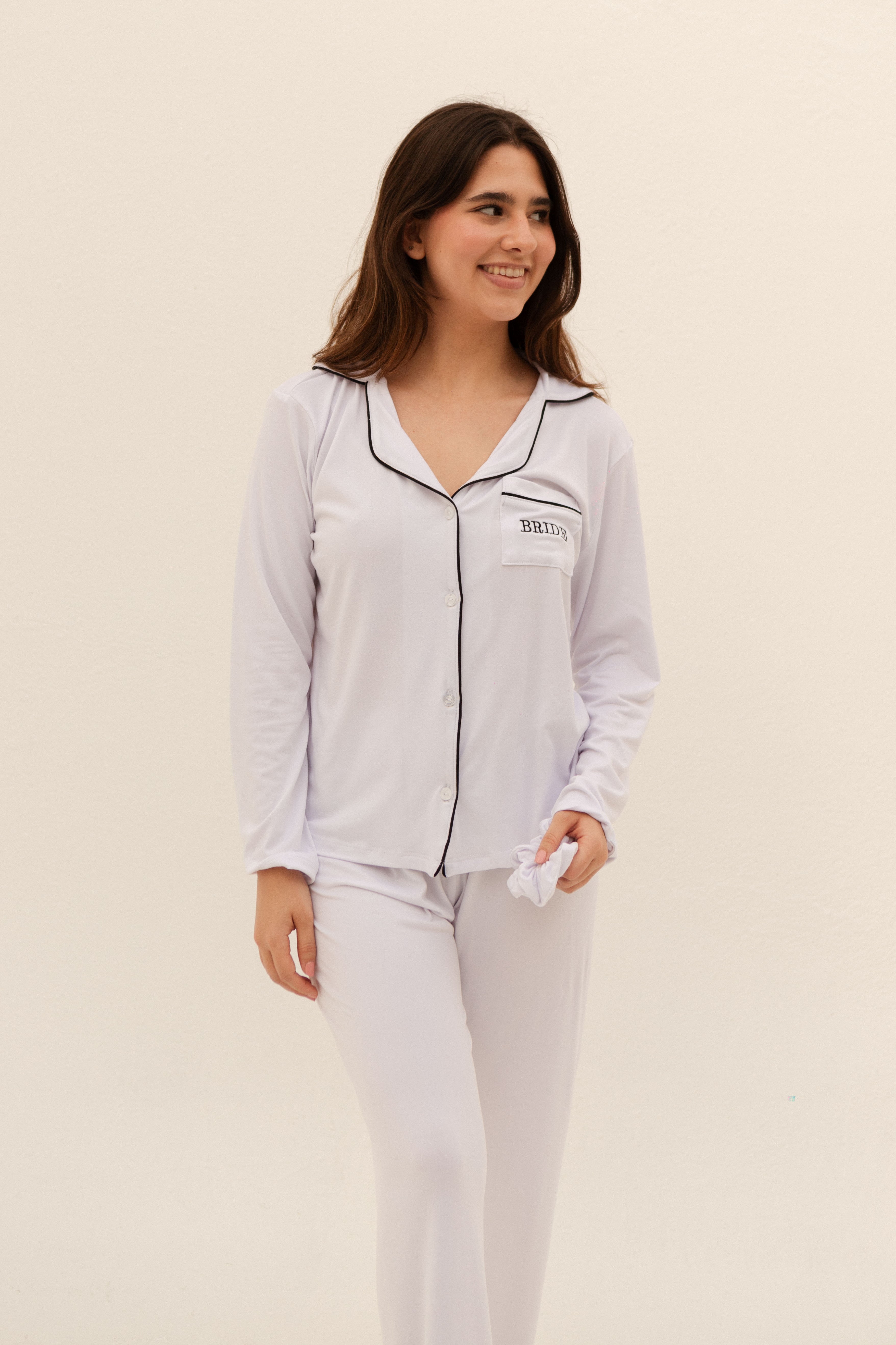 Pijama de pantalón color blanca con bordado “Bride” de dos piezas con scrunchie.