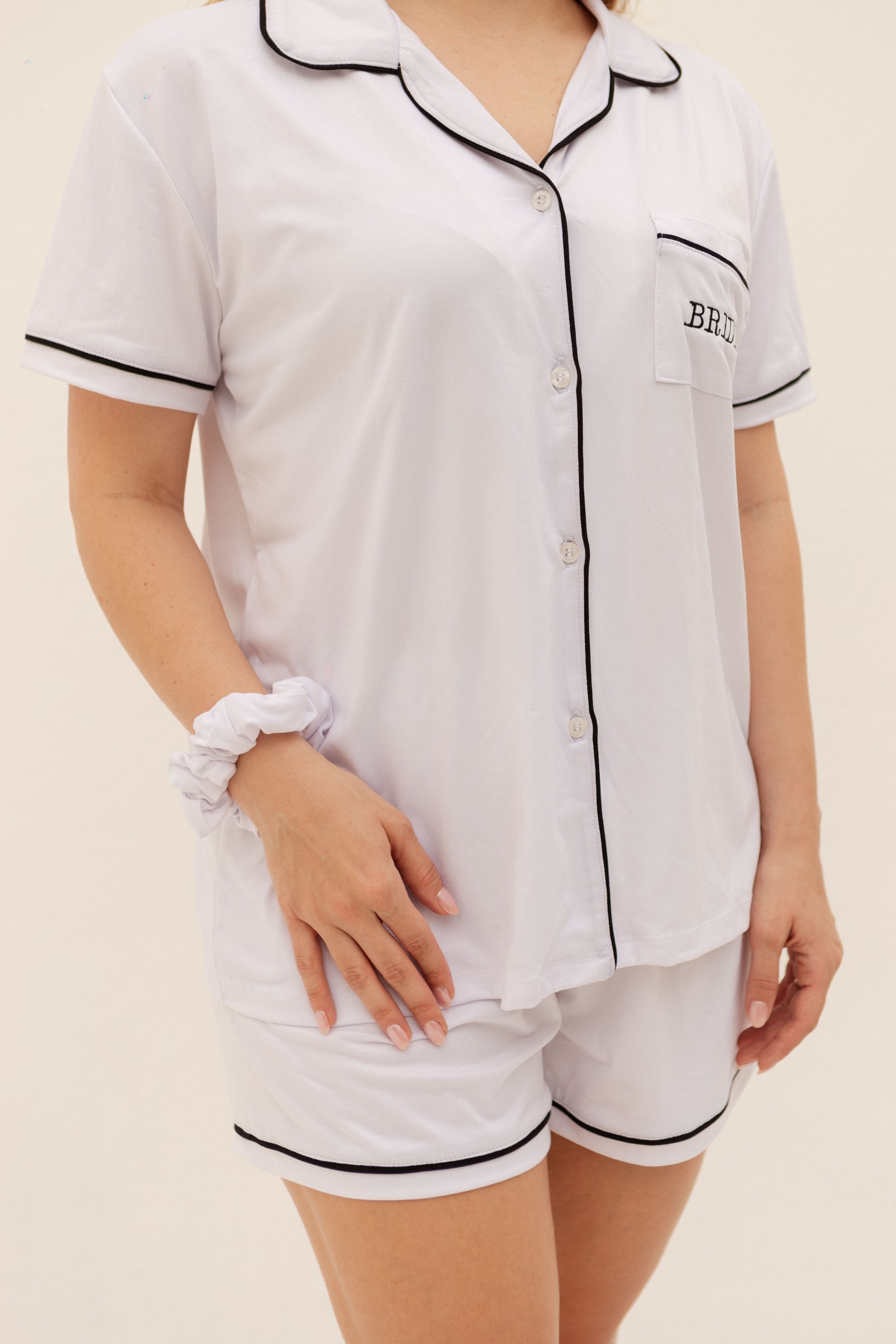 Pijama blanca de short con bordado “Bride” de dos piezas con scrunchie.
