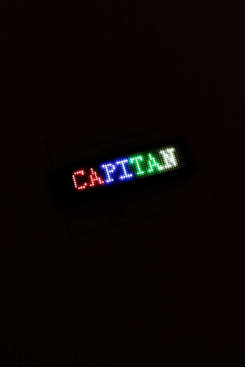 Pin pantalla LED personalizable con bluetooth para capitán de mesa.