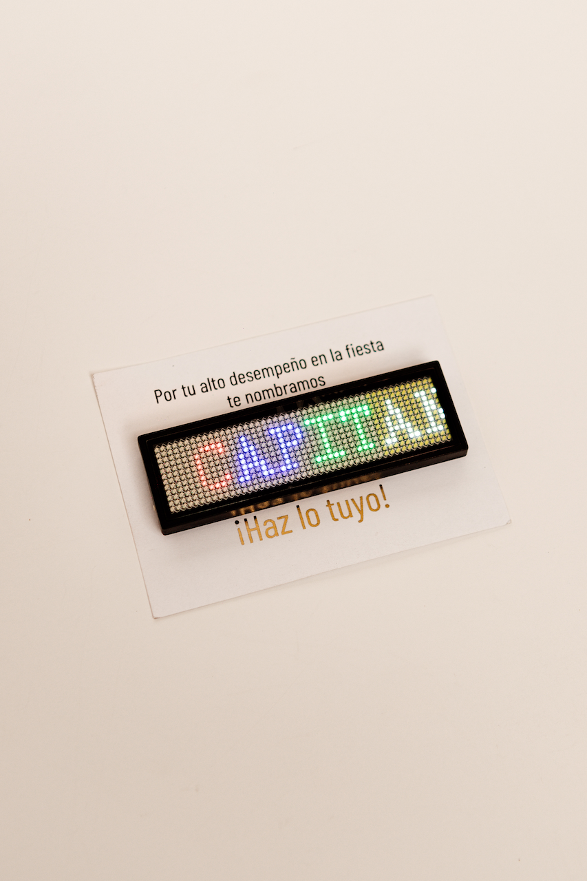Pin pantalla LED personalizable con bluetooth para capitán de mesa.