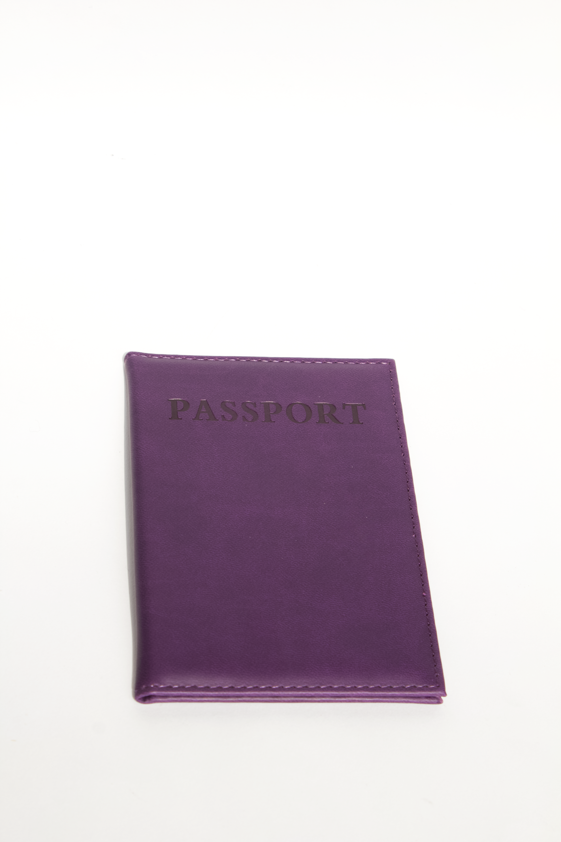 Portapasaporte personalizado de diferentes colores con vinil para viajes o despedidas de soltera.