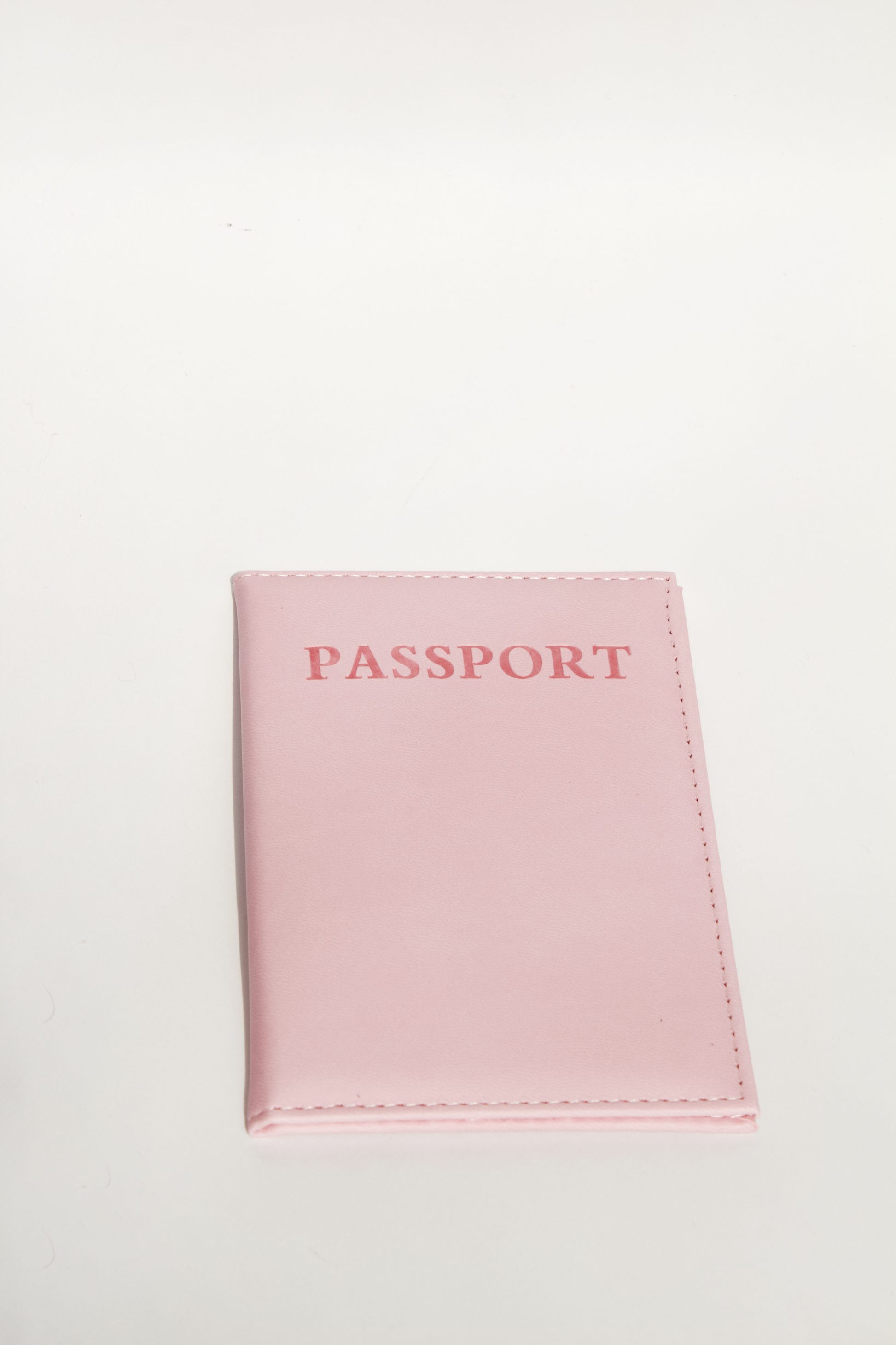 Portapasaporte personalizado de diferentes colores con vinil para viajes o despedidas de soltera.