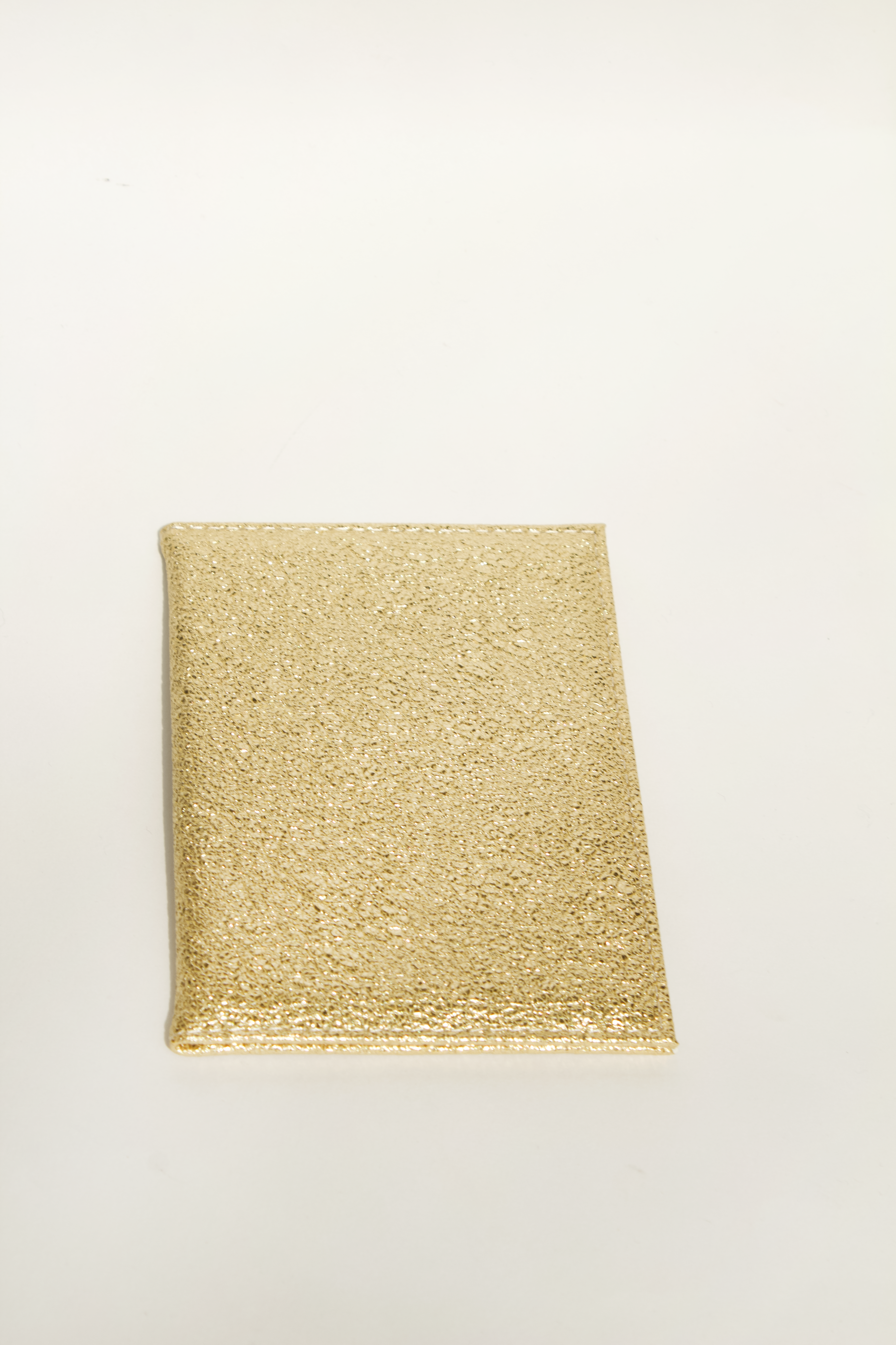 Portapasaporte personalizado de diferentes colores con vinil para viajes o despedidas de soltera.