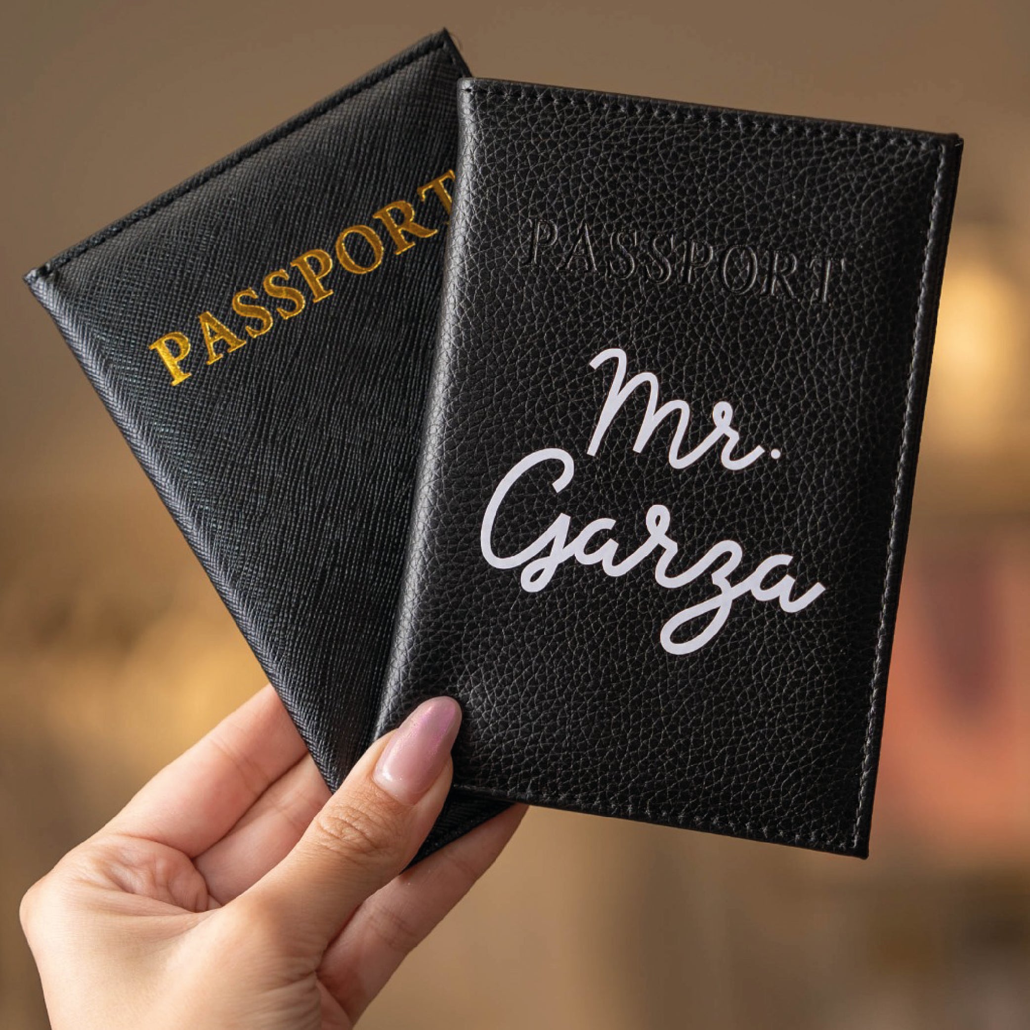 Portapasaporte personalizado de diferentes colores con vinil para viajes o despedidas de soltera.