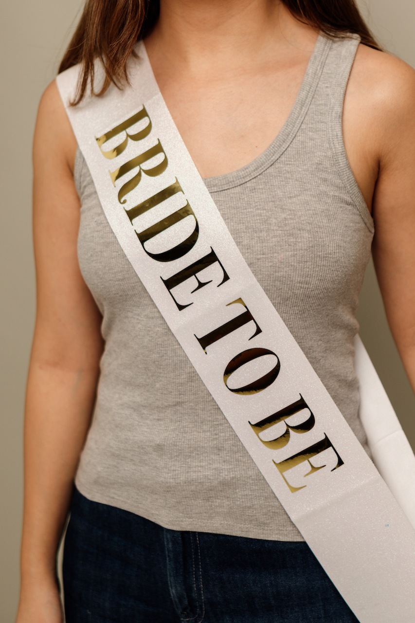 Banda Sash blanca con letra foil “Bride to Be” dorado para despedida de soltera.
