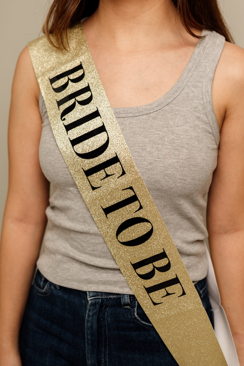 Banda Sash glitter dorado con letra “Bride to Be”  negra para despedida de soltera.
