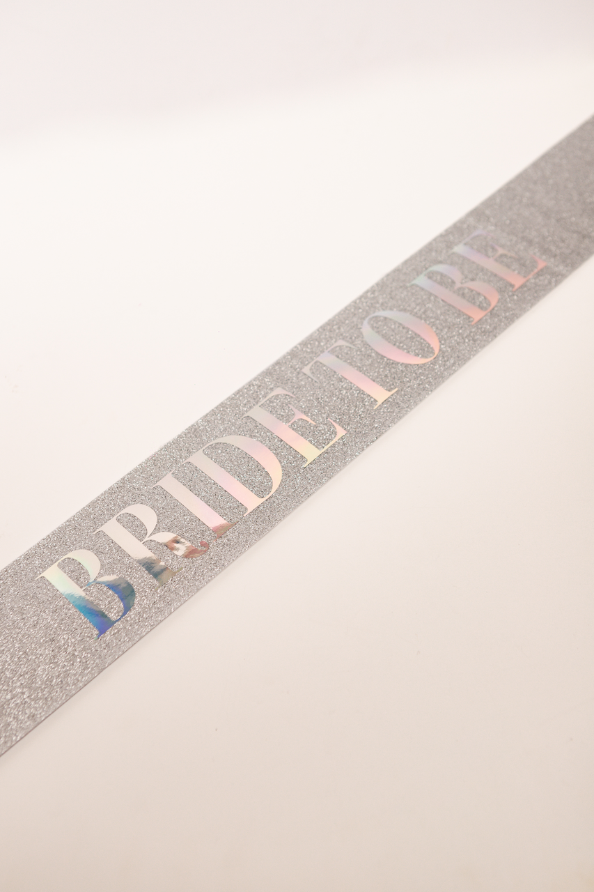 Banda Sash glitter plateado con letra “Bride to Be”  tornasol para despedida de soltera.