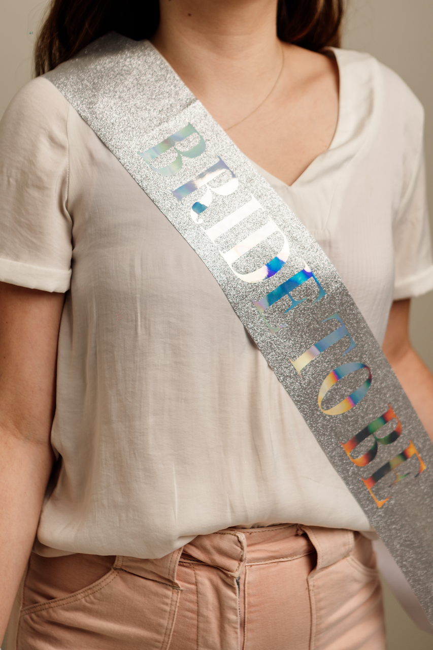 Banda Sash glitter plateada con letra “Bride to Be”  tornasol para despedida de soltera.