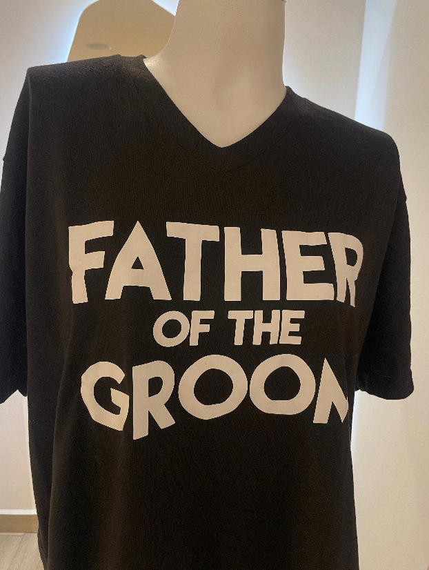 Camiseta negra con texto "Father of the Groom" en blanco
