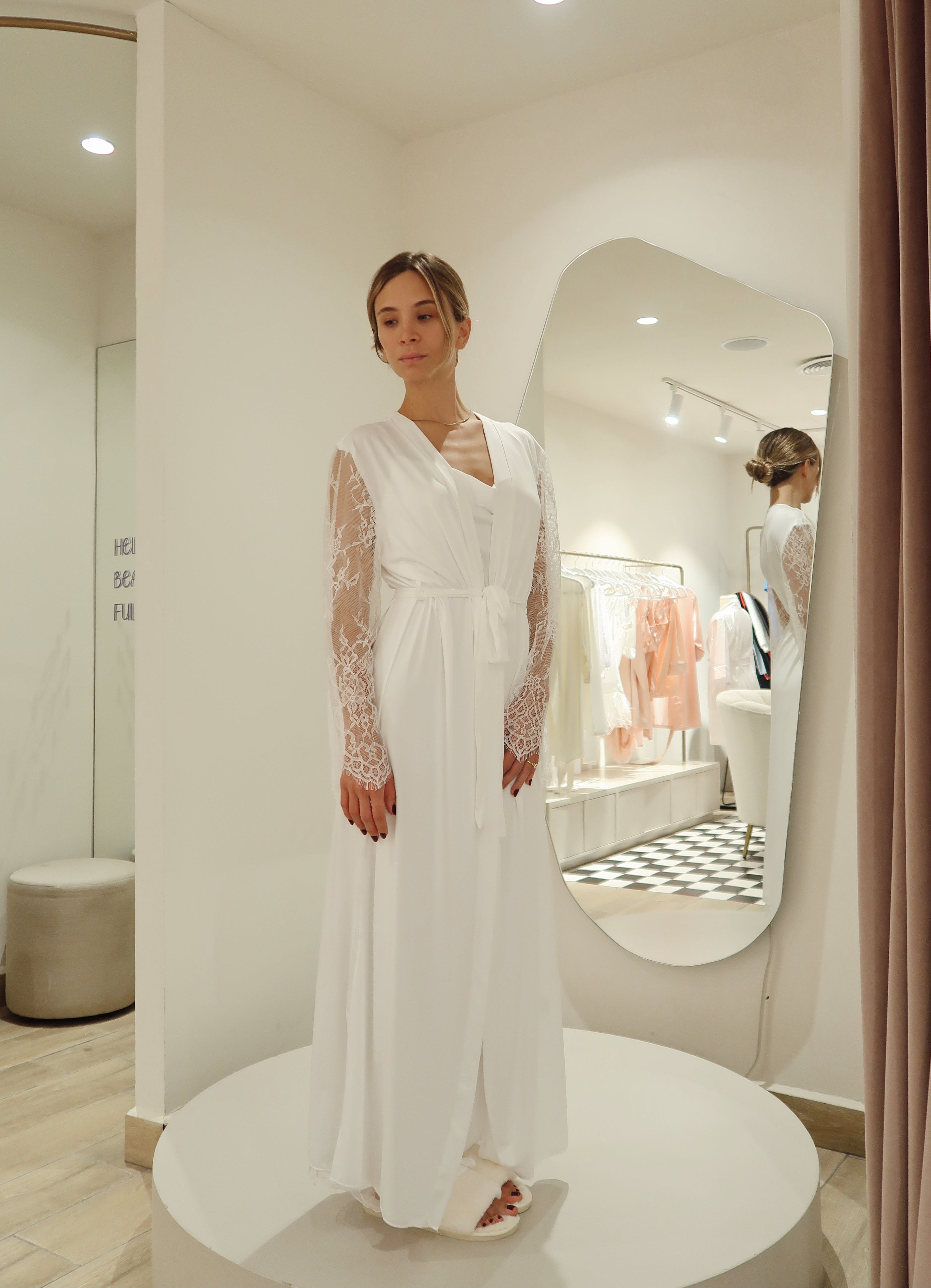 Set Blanco Bata Larga con Encaje y Vestido Interior