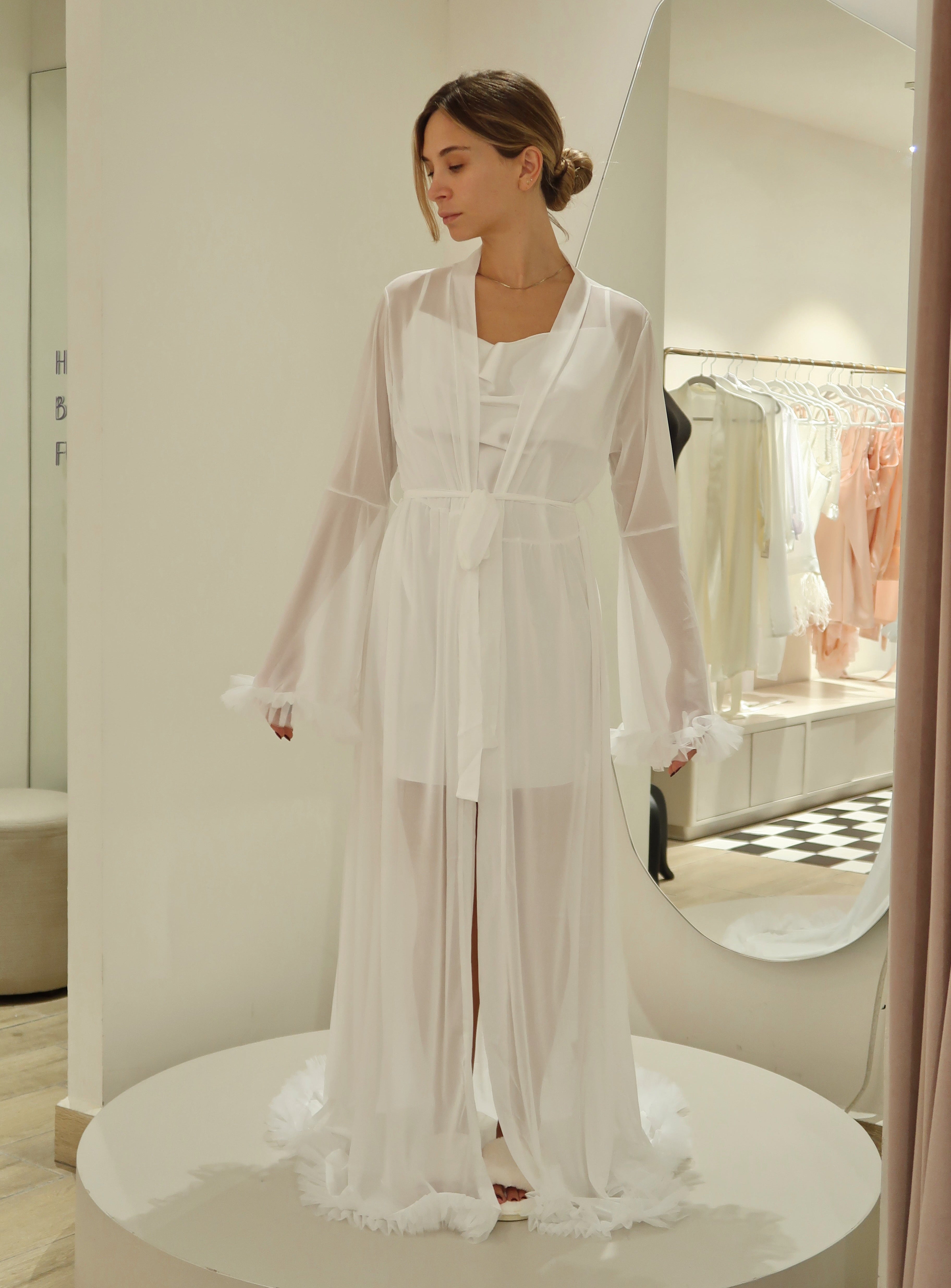 Bata Larga de Tul con Manga de Olán