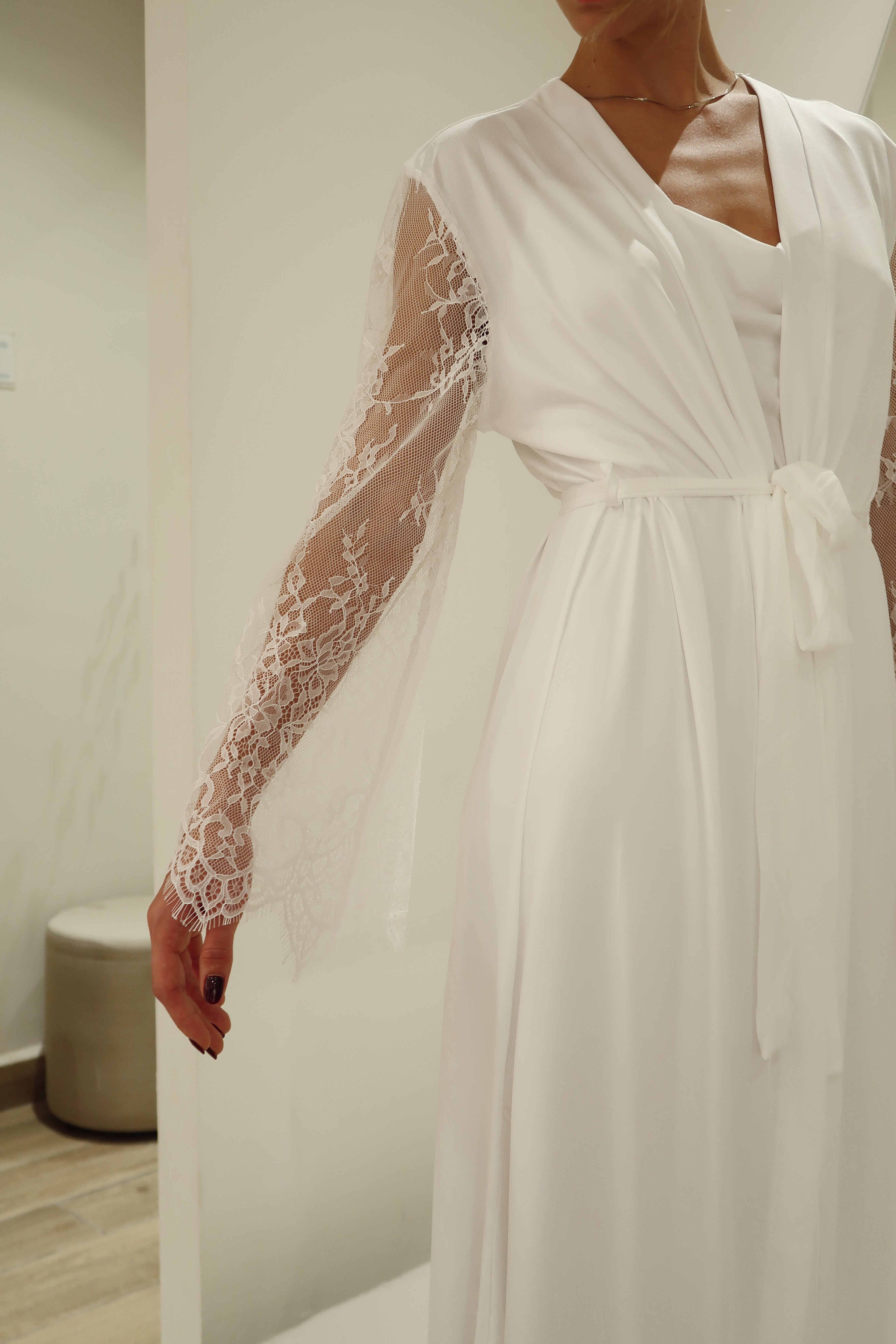 Set Blanco Bata Larga con Encaje y Vestido Interior