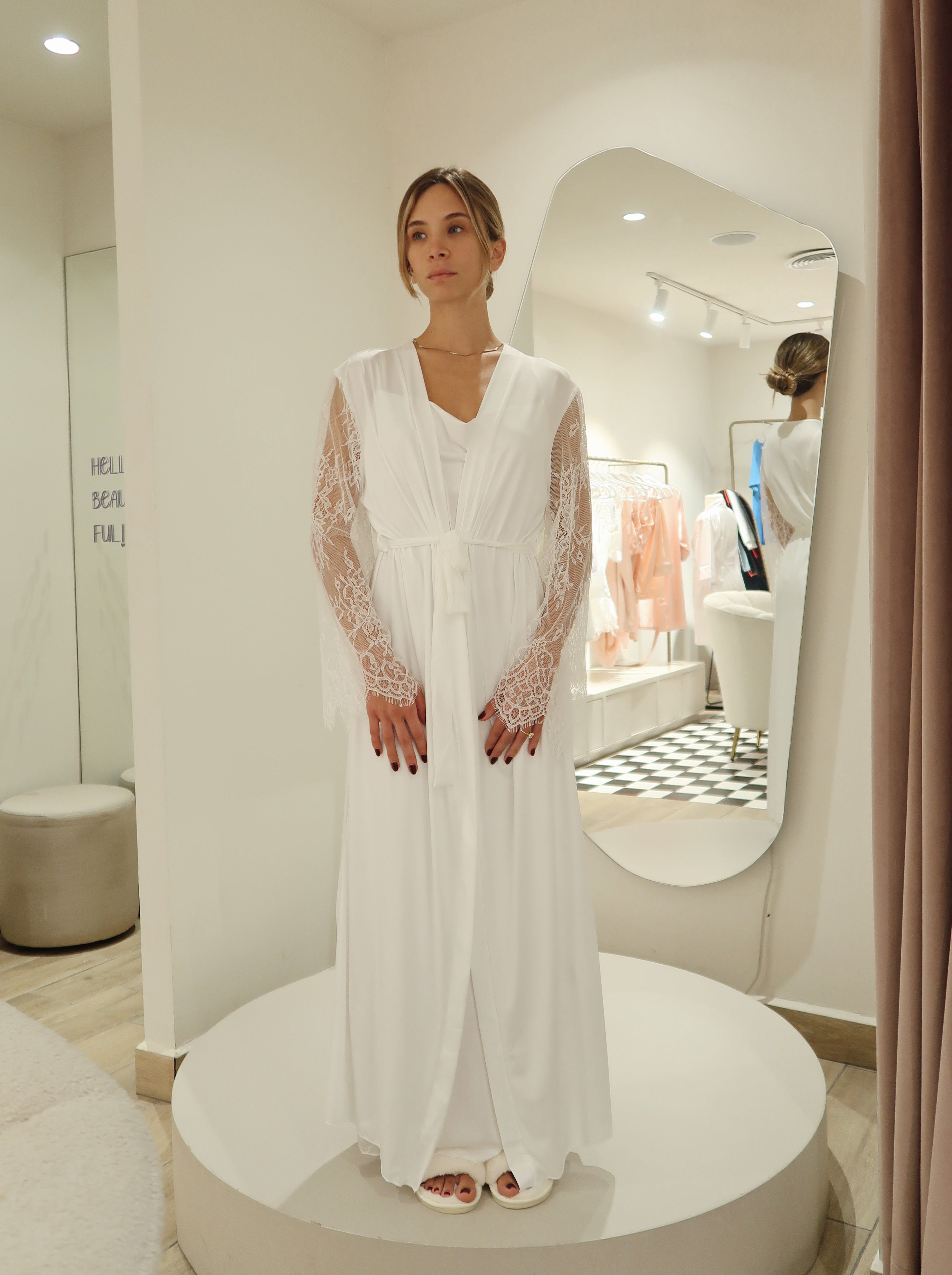 Set Blanco Bata Larga con Encaje y Vestido Interior