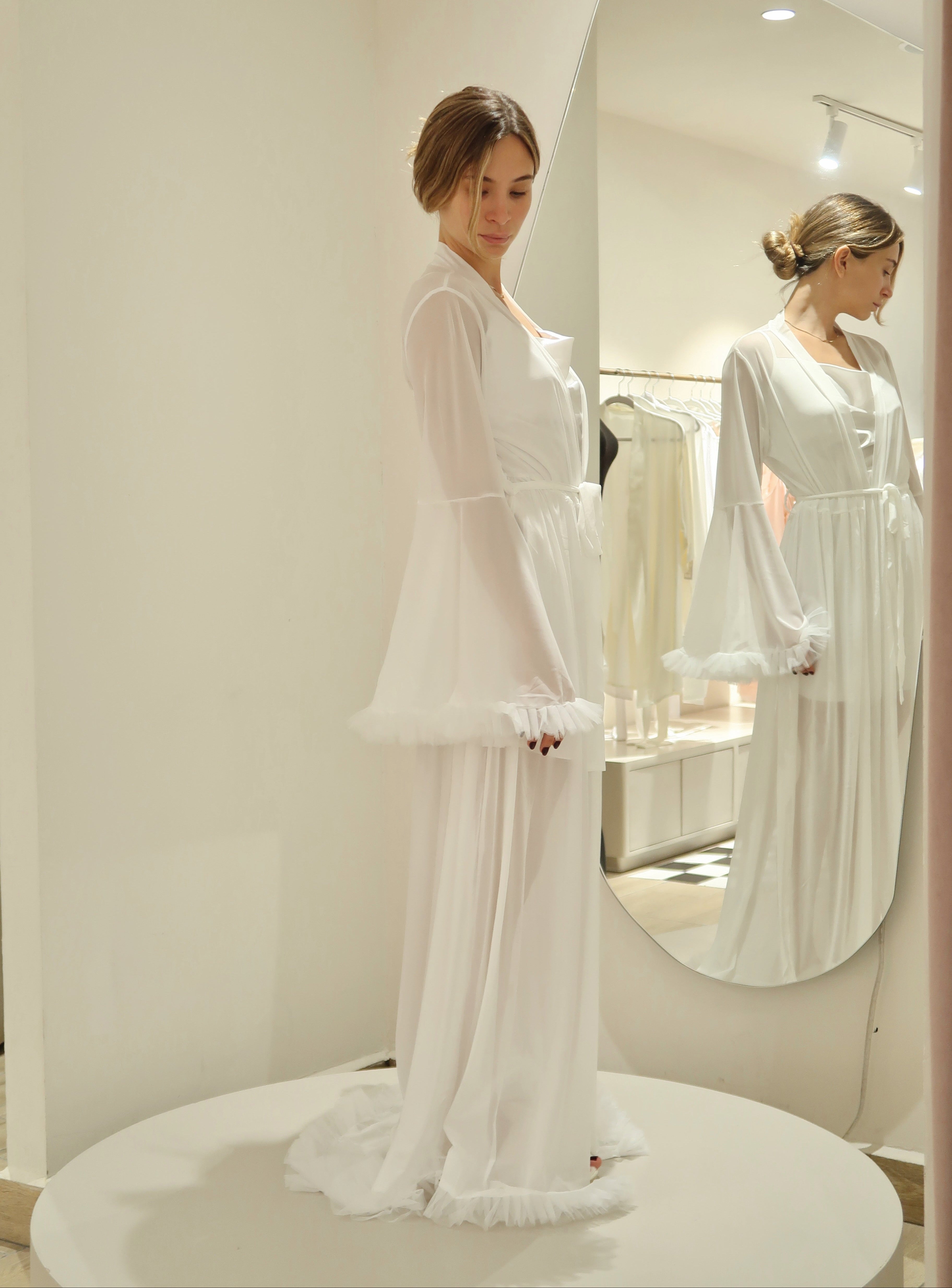 Bata Larga de Tul con Manga de Olán