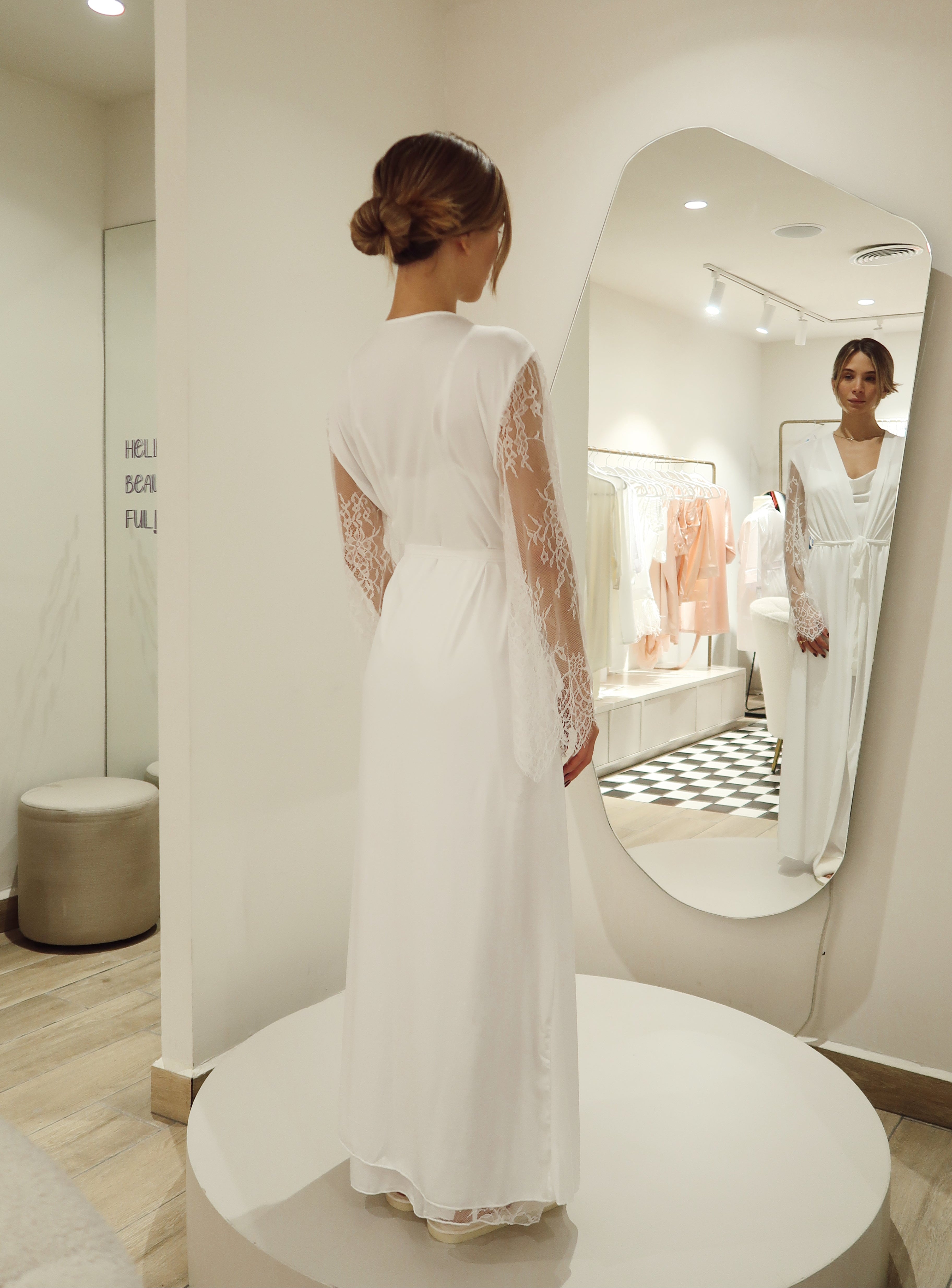 Set Blanco Bata Larga con Encaje y Vestido Interior