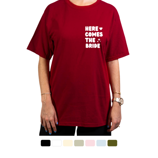 Camiseta Here Comes the Bride/Party Personalizada