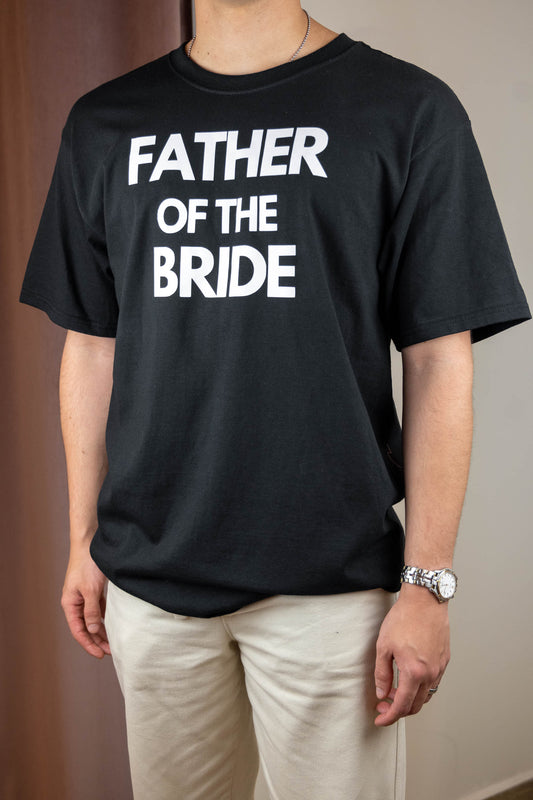 Camiseta negra con texto "Father of the Bride" en blanco
