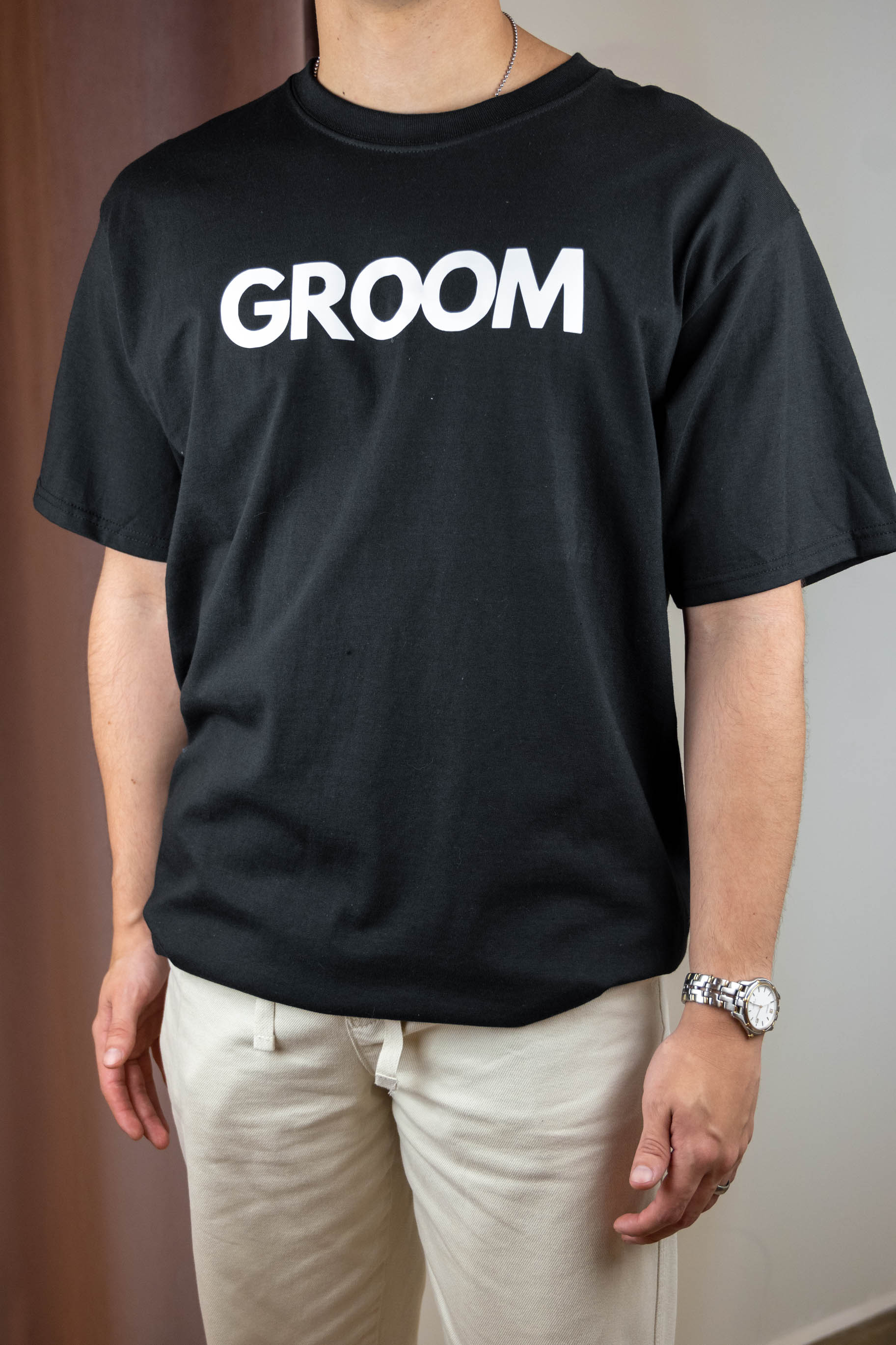 Camiseta negra con texto "Groom" en blanco