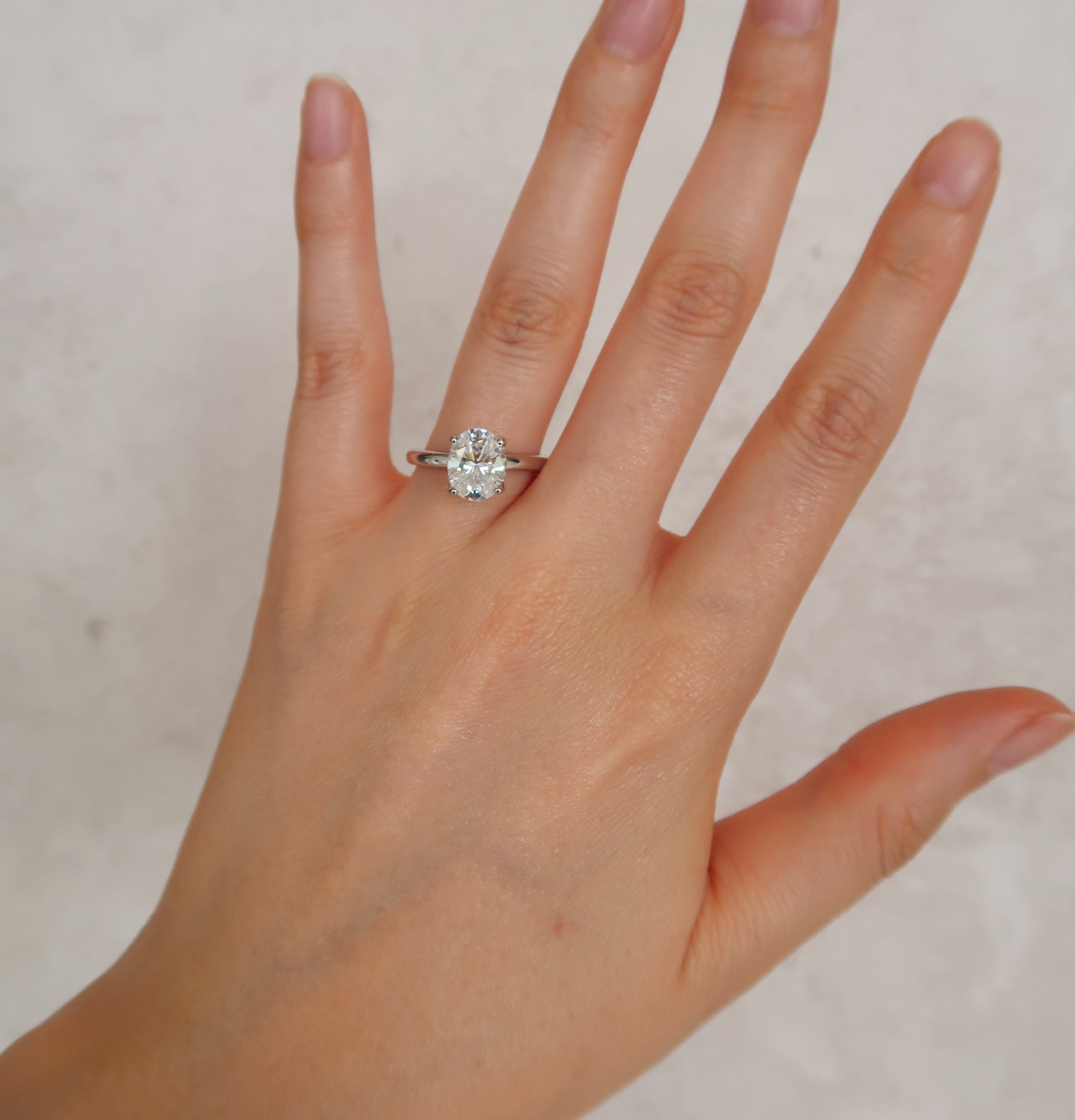 Anillo solitario ovalado 2 CT plateado con Moissanita