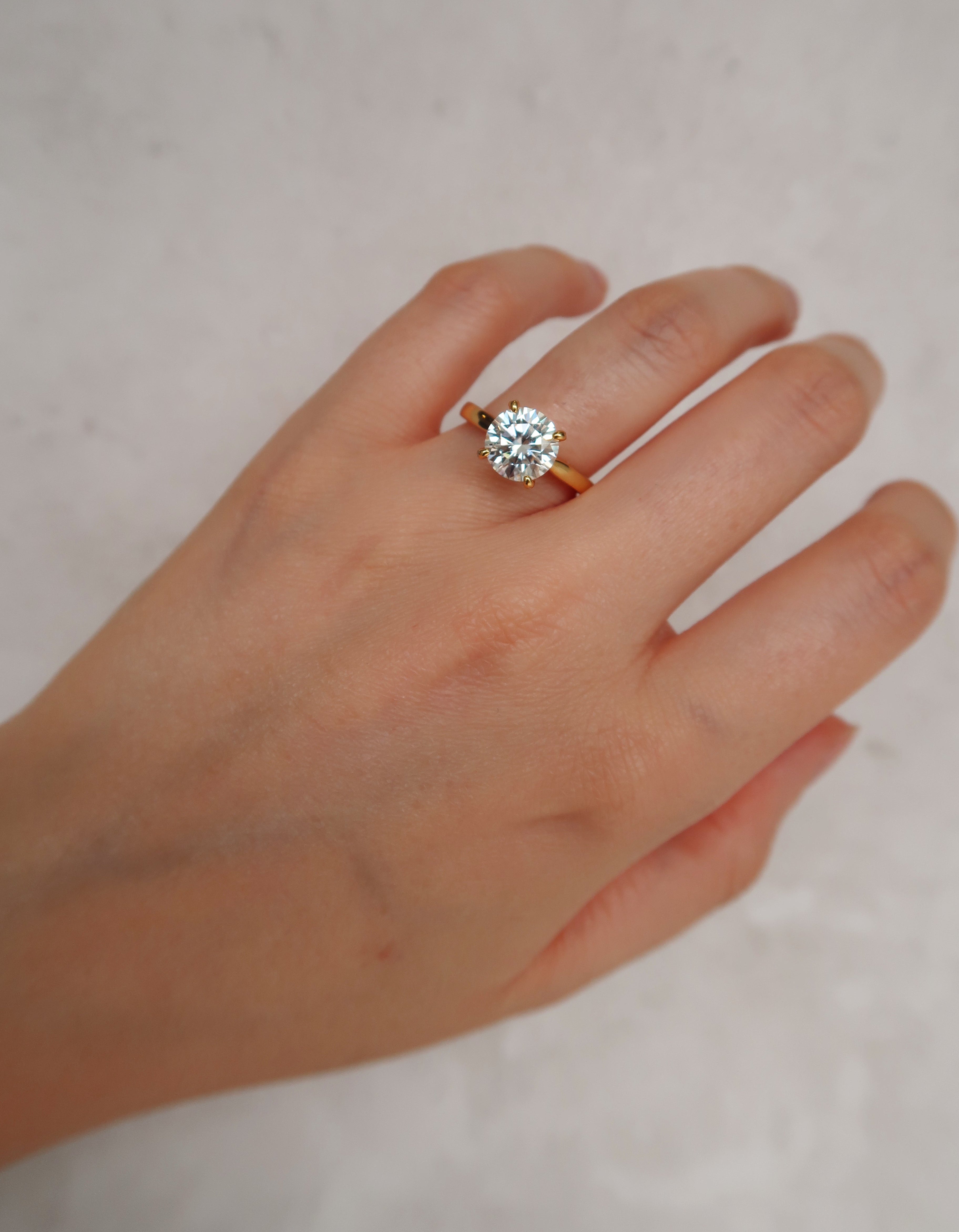 Anillo solitario redondo 2 CT dorado con Moissanita