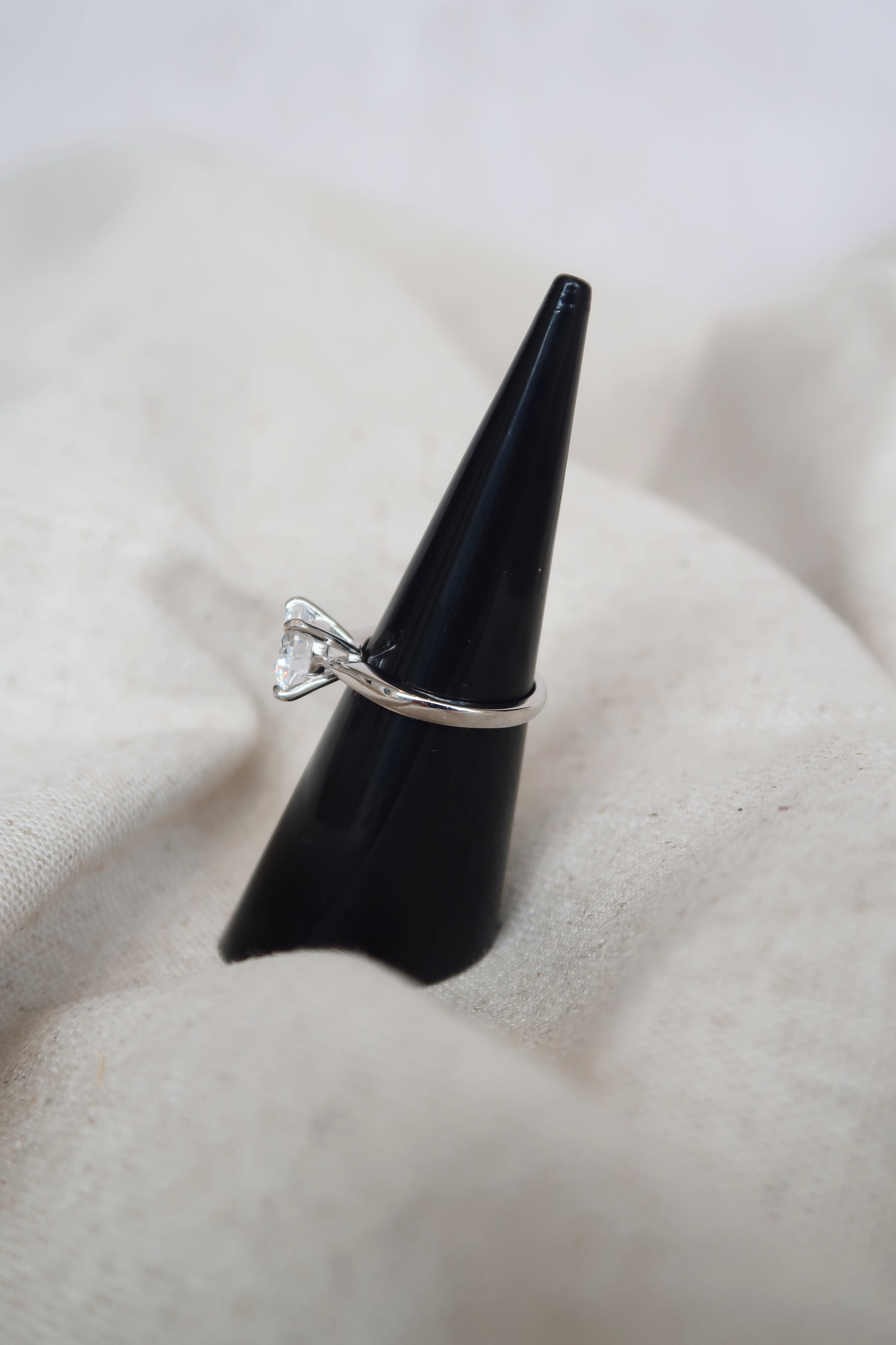 Anillo solitario redondo 2 CT plateado con Moissanita