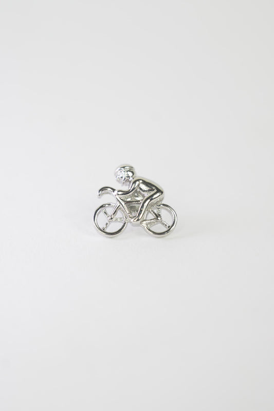 Pin boutonnière en forma de bici con ciclista en color plateado