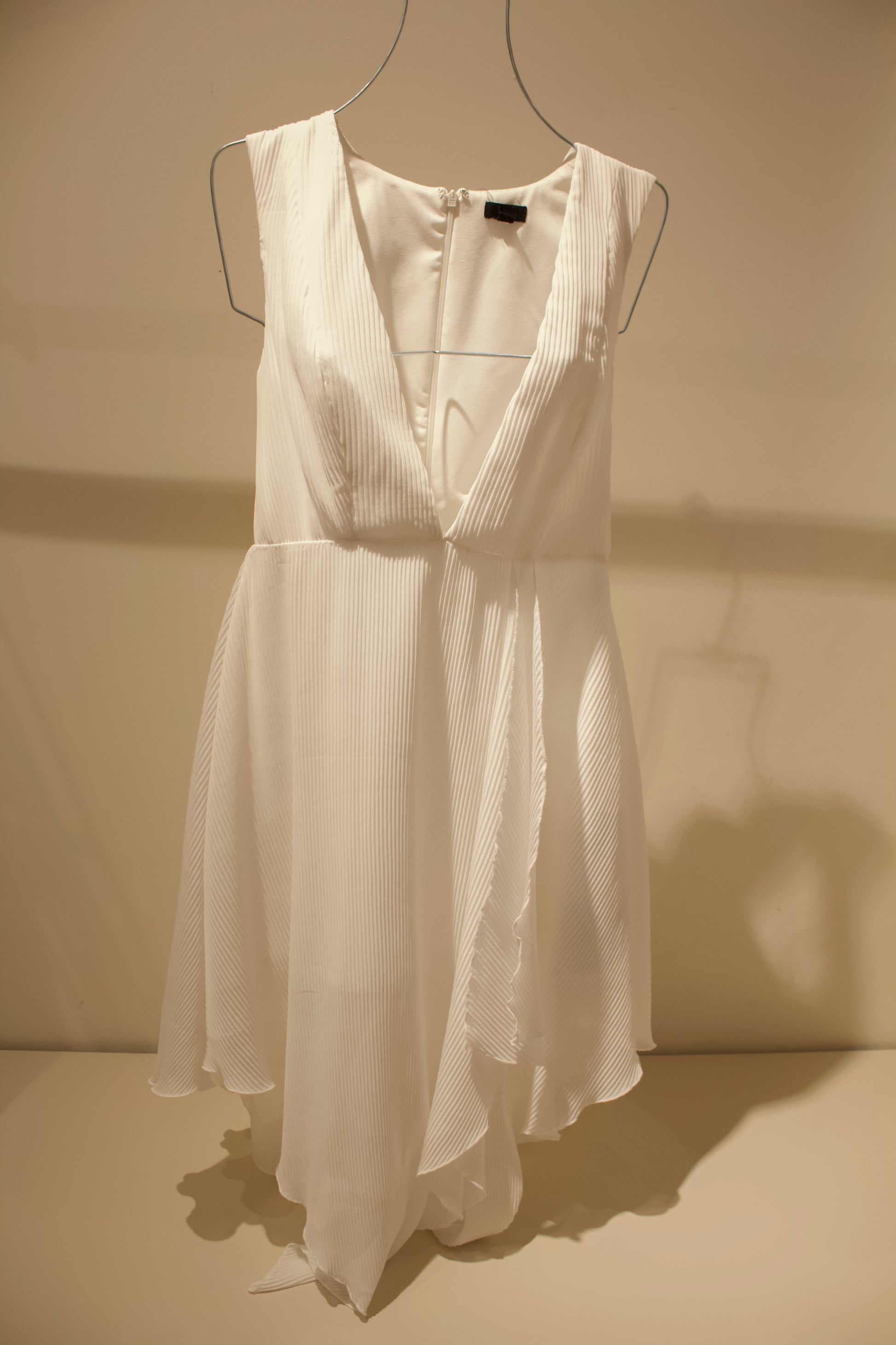 Vestido blanco corto cuello V con textura