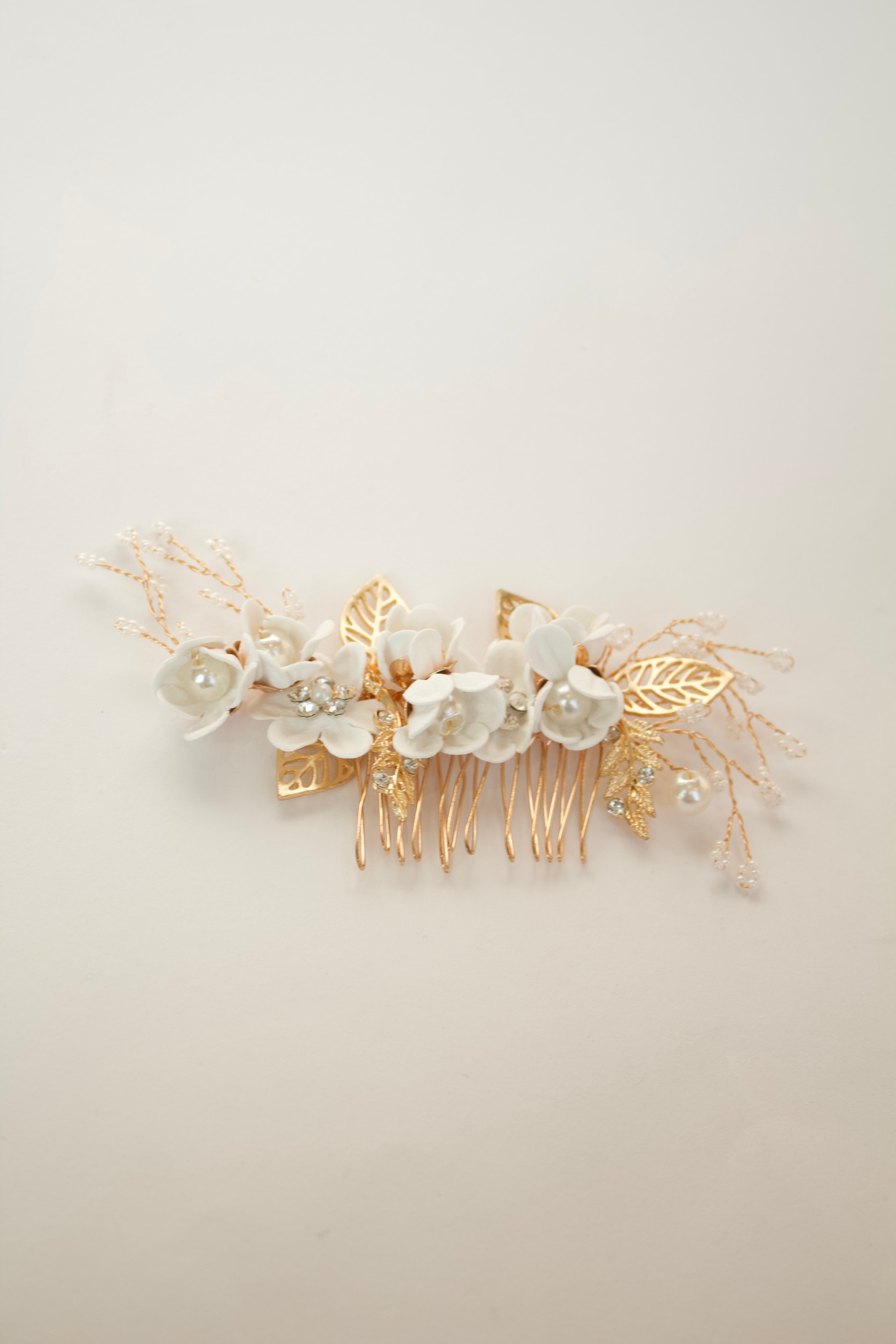 Tocado dorado con flores blancas