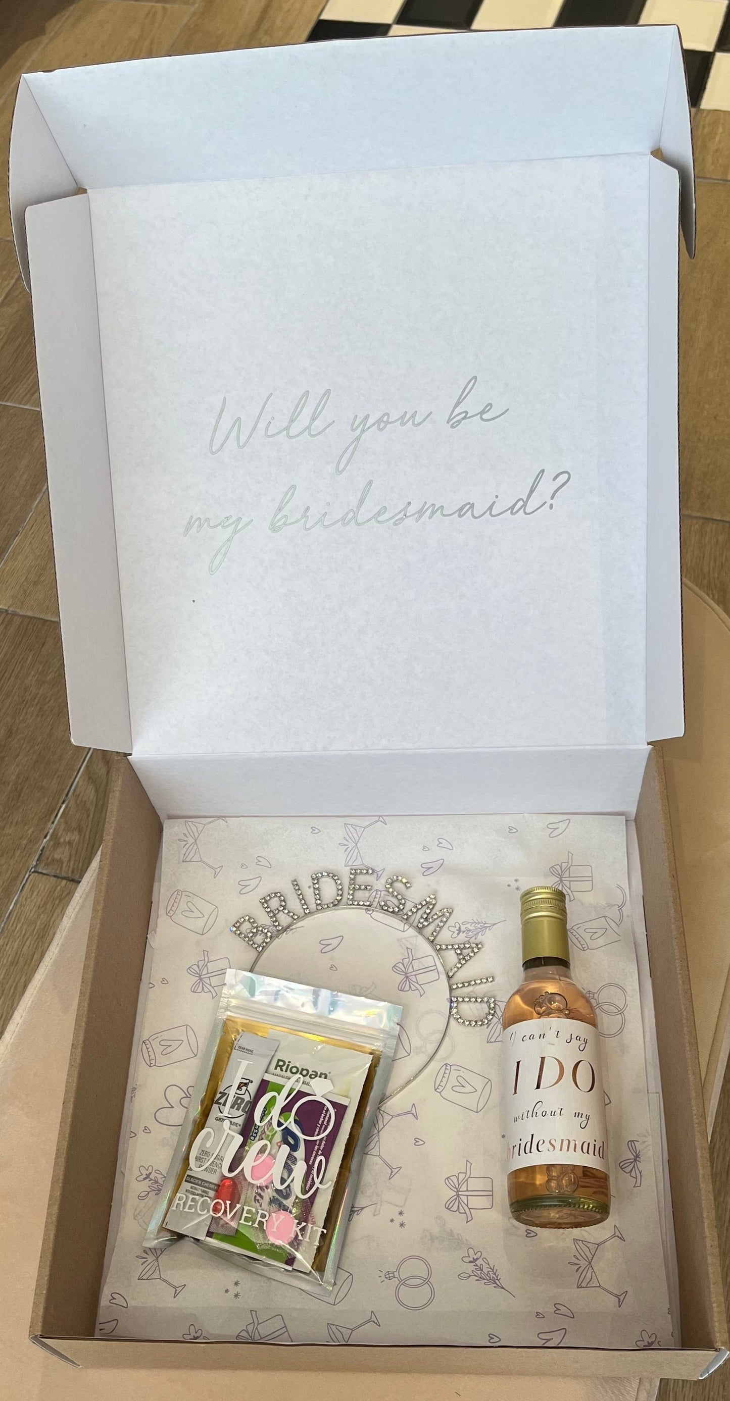 Giftbox bridesmaid 2 (vino, diadema y recovery kit)