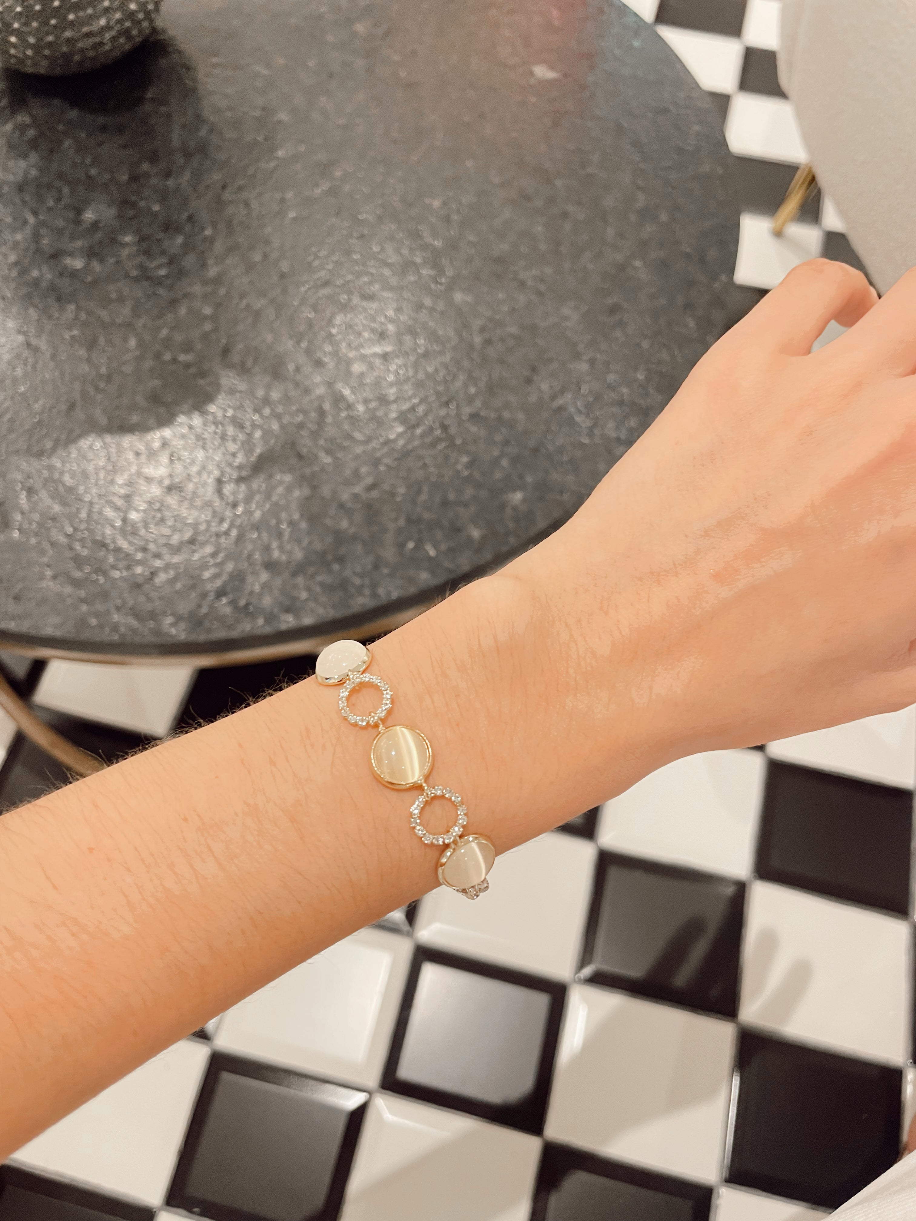 Pulsera con piedra transparente y brillantes dorada