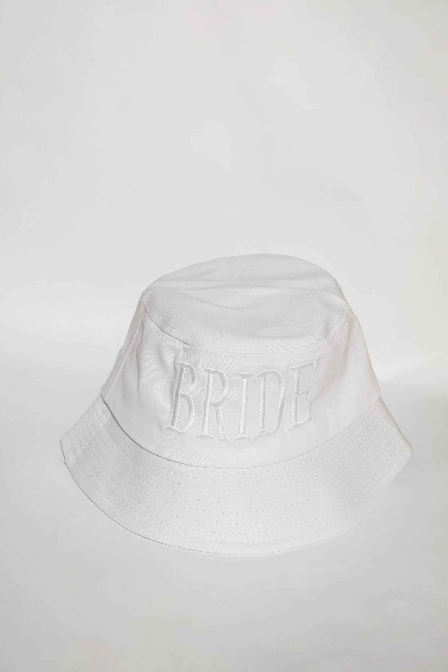 Bucket hat blanco con "Bride" bordado en blanco