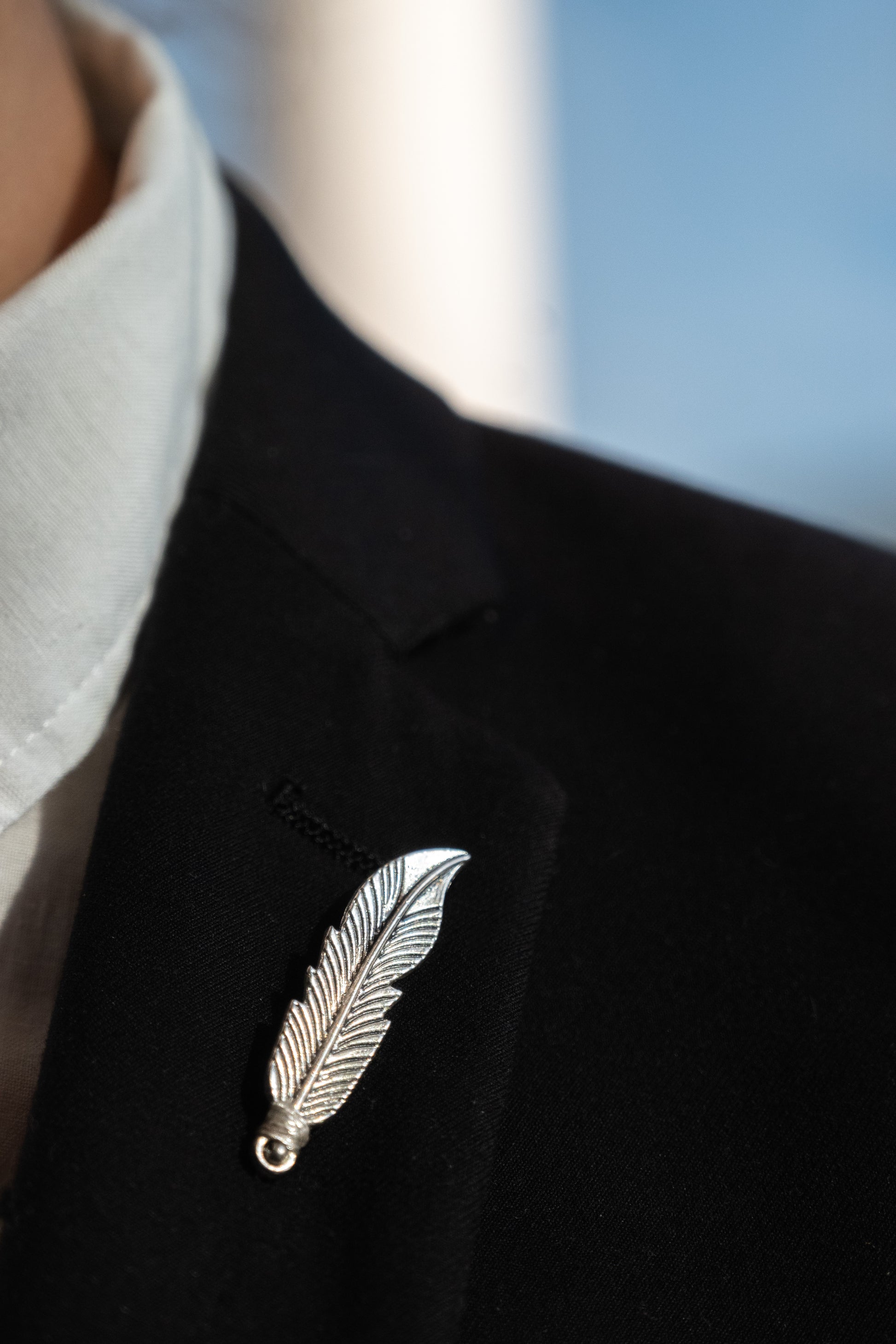 Boutonniere plateado “Ala” Chica elegante para novio, padrinos o familiares.