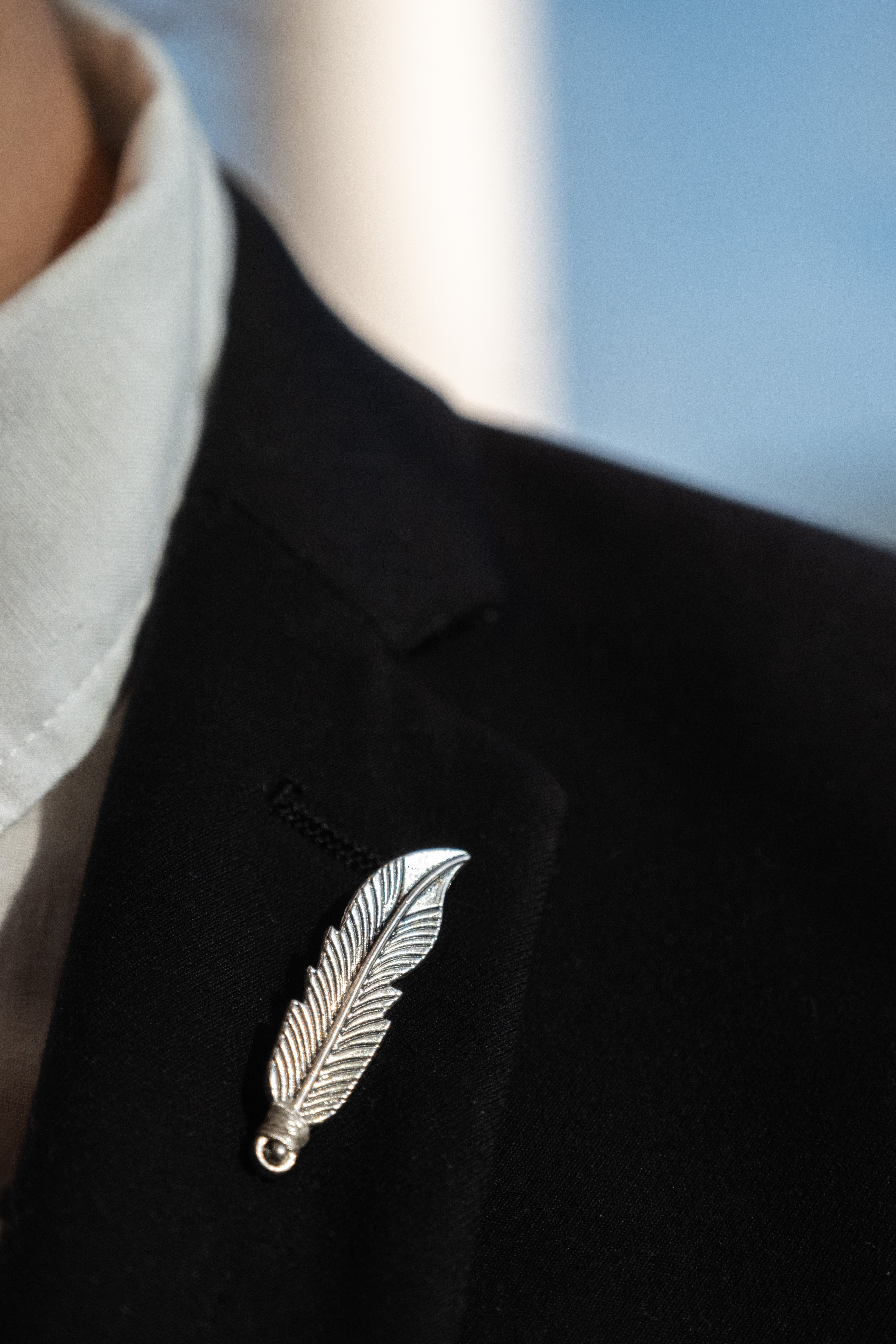 Boutonniere plateado “Ala” Chica elegante para novio, padrinos o familiares.